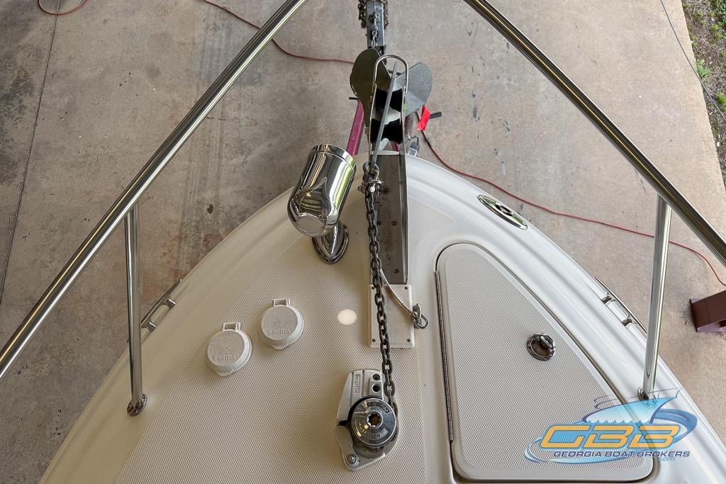 Bow view of a 2006 Sea Ray Sundancer 260 with anchor and railing.
