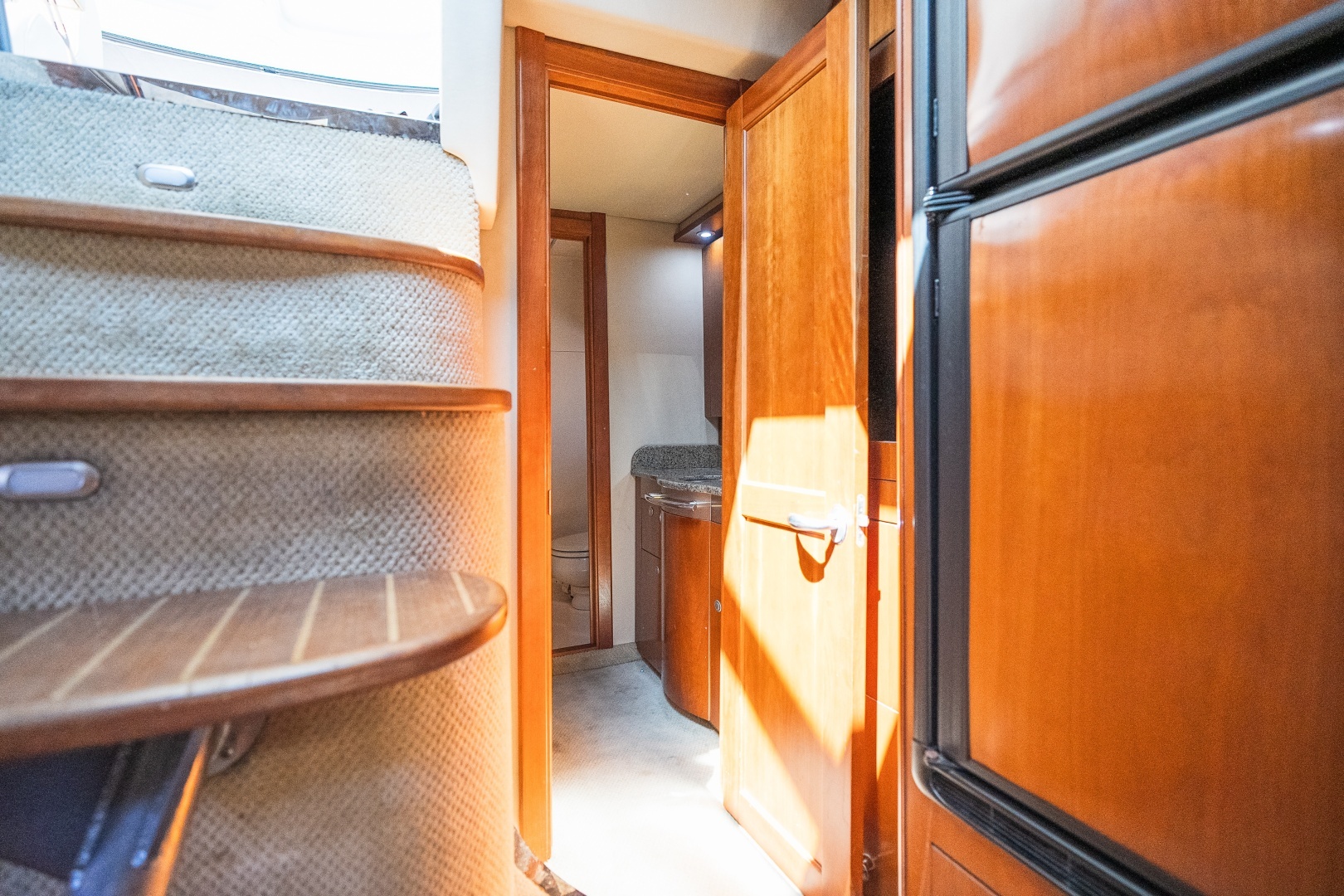 2005 Sea Ray 480 Motor Yacht - Image 49