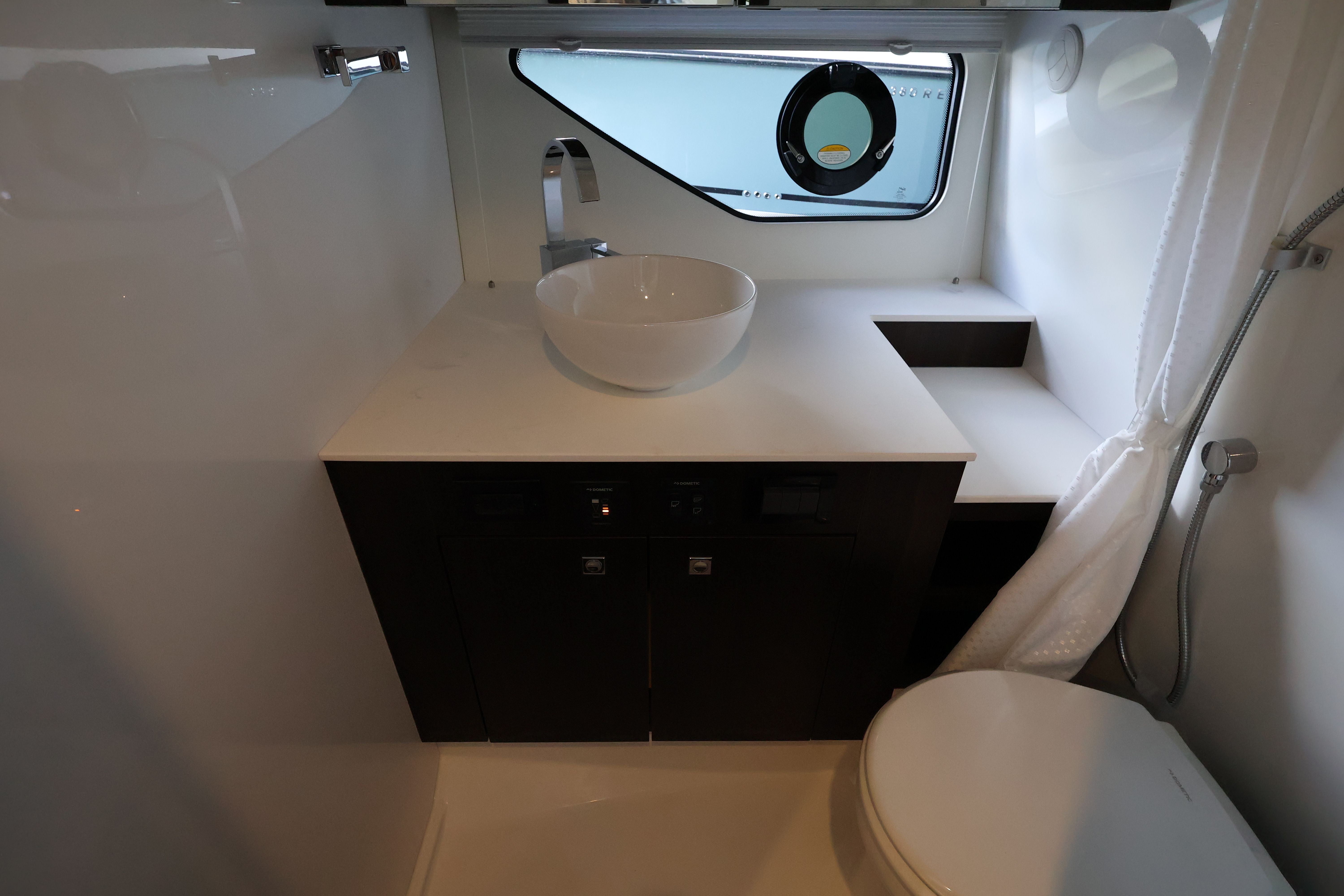 2026 Cruisers Yachts 38 GLS OB - 43