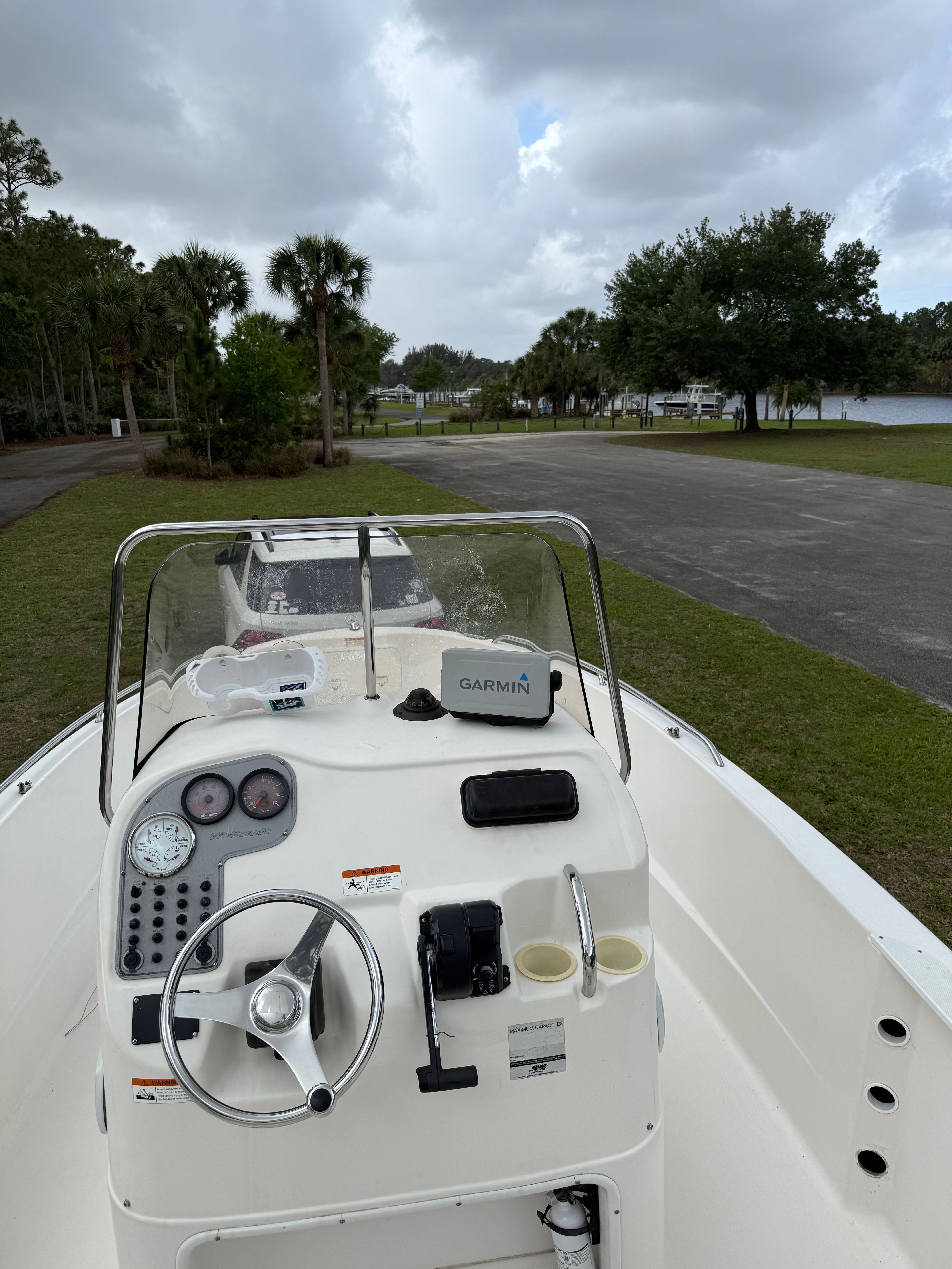 2005 Wellcraft 212 Fisherman boat with Garmin navigation.