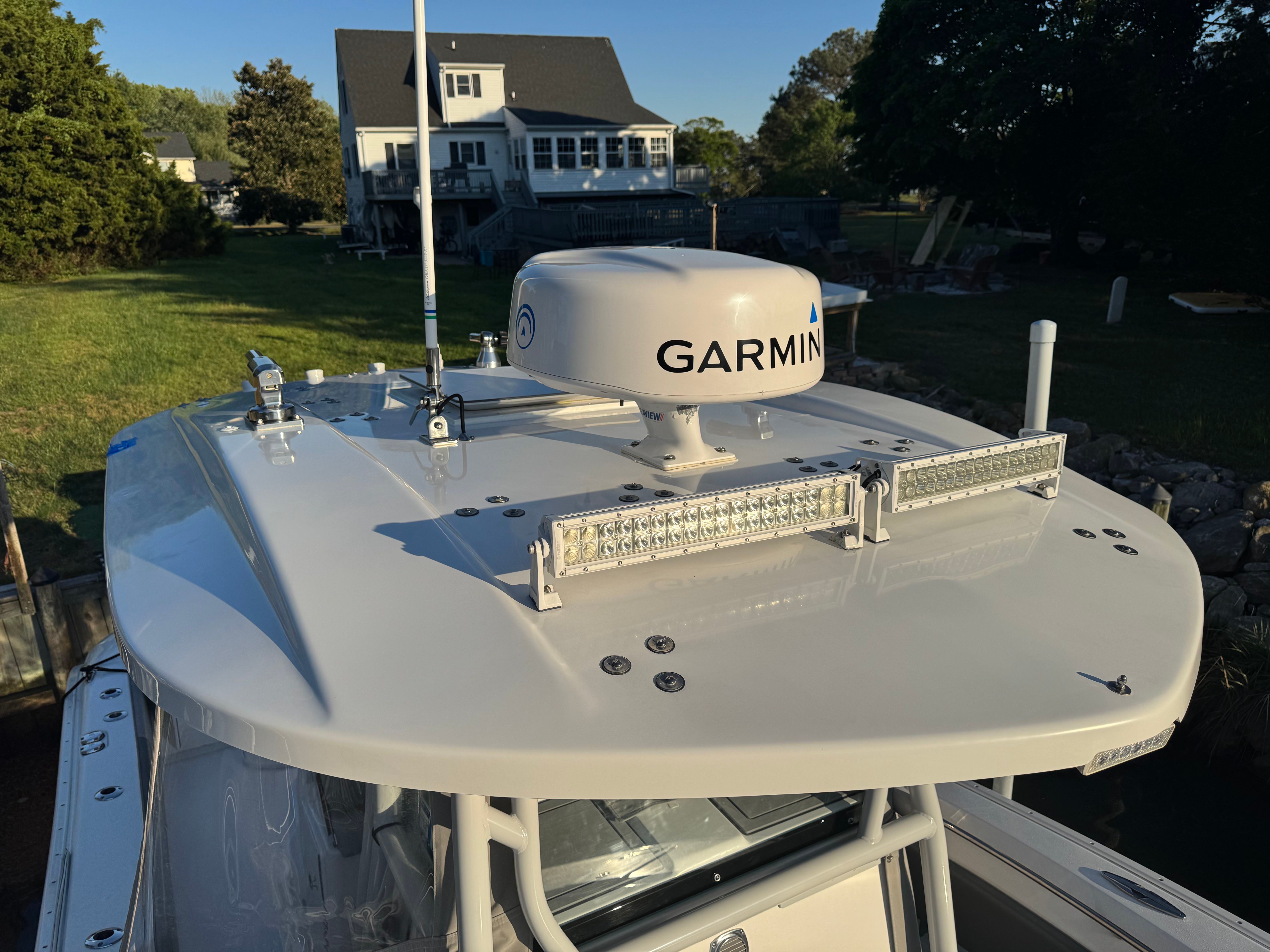 Cape Horn 32 XS 2021 with Garmin equipment on the roof.