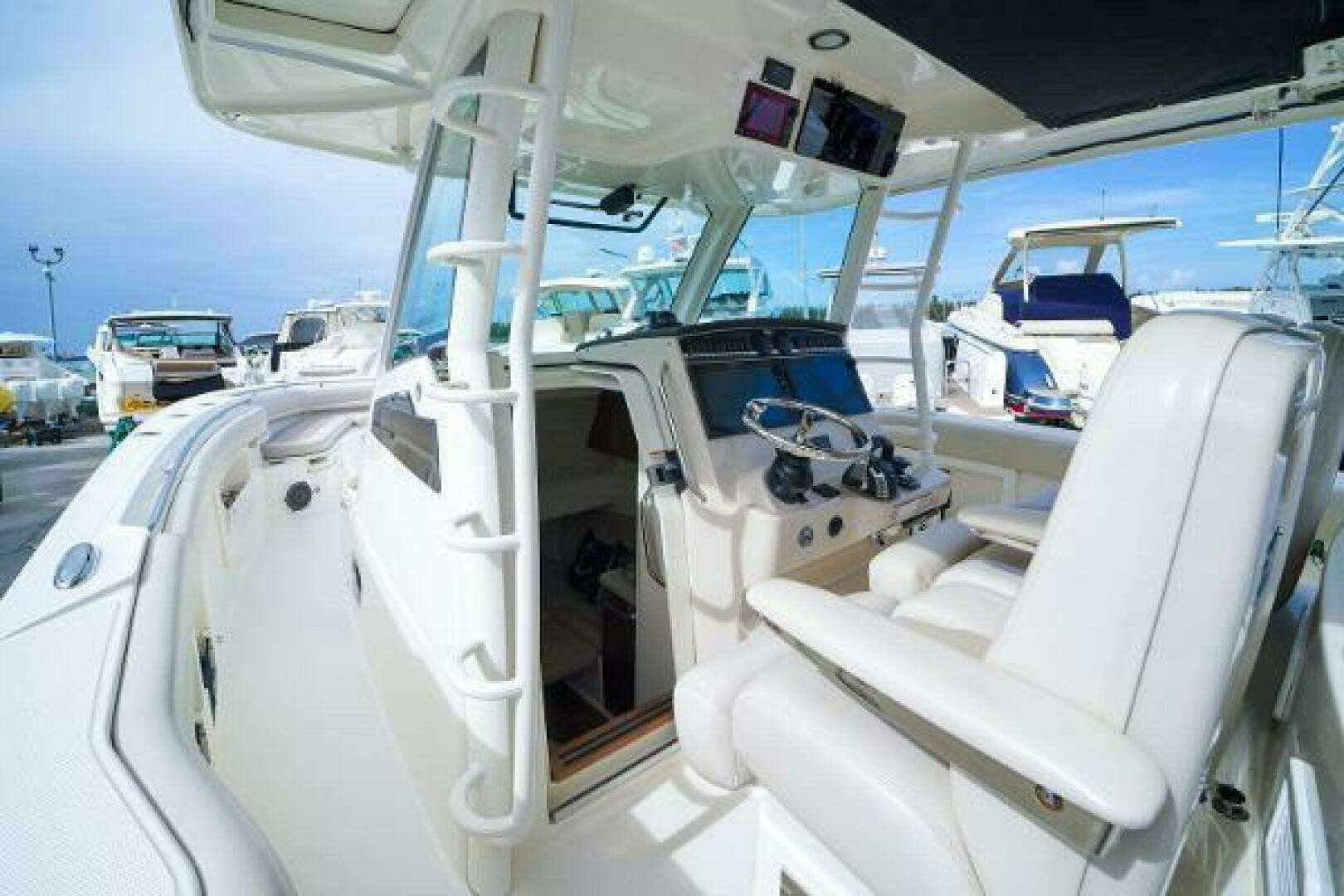 2018 Boston Whaler 380 Outrage - Image 19