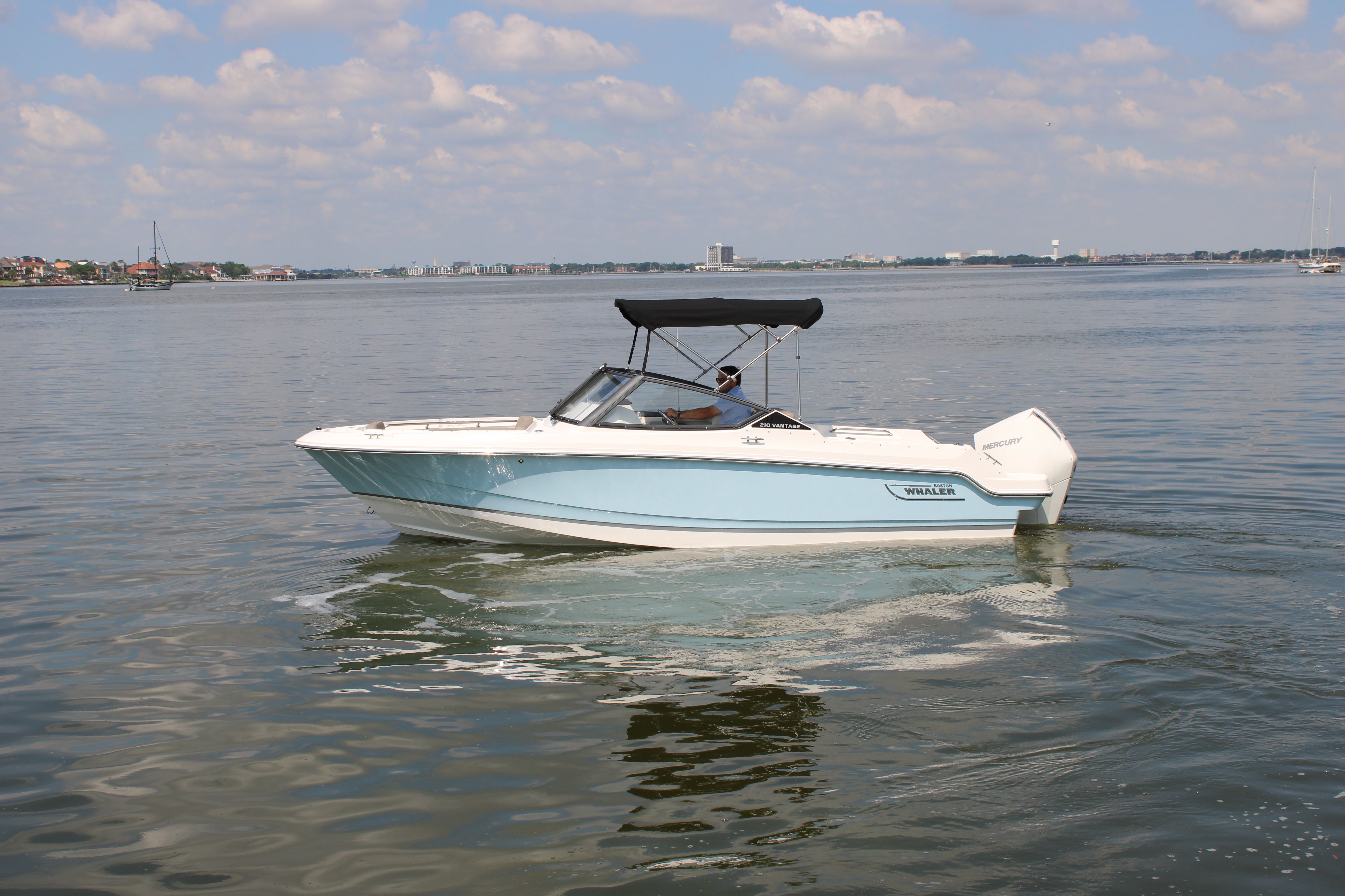 2026 Boston Whaler 210 Vantage
