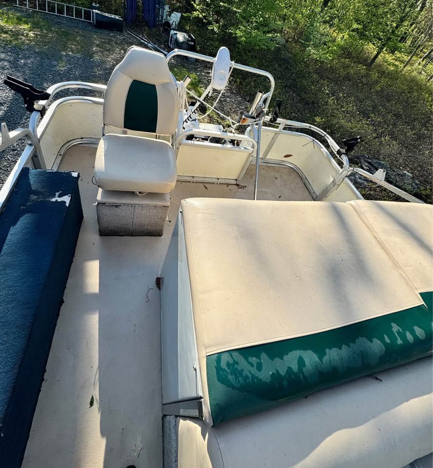 Interior of a 2005 Playbuoy Tropic 20' pontoon boat.