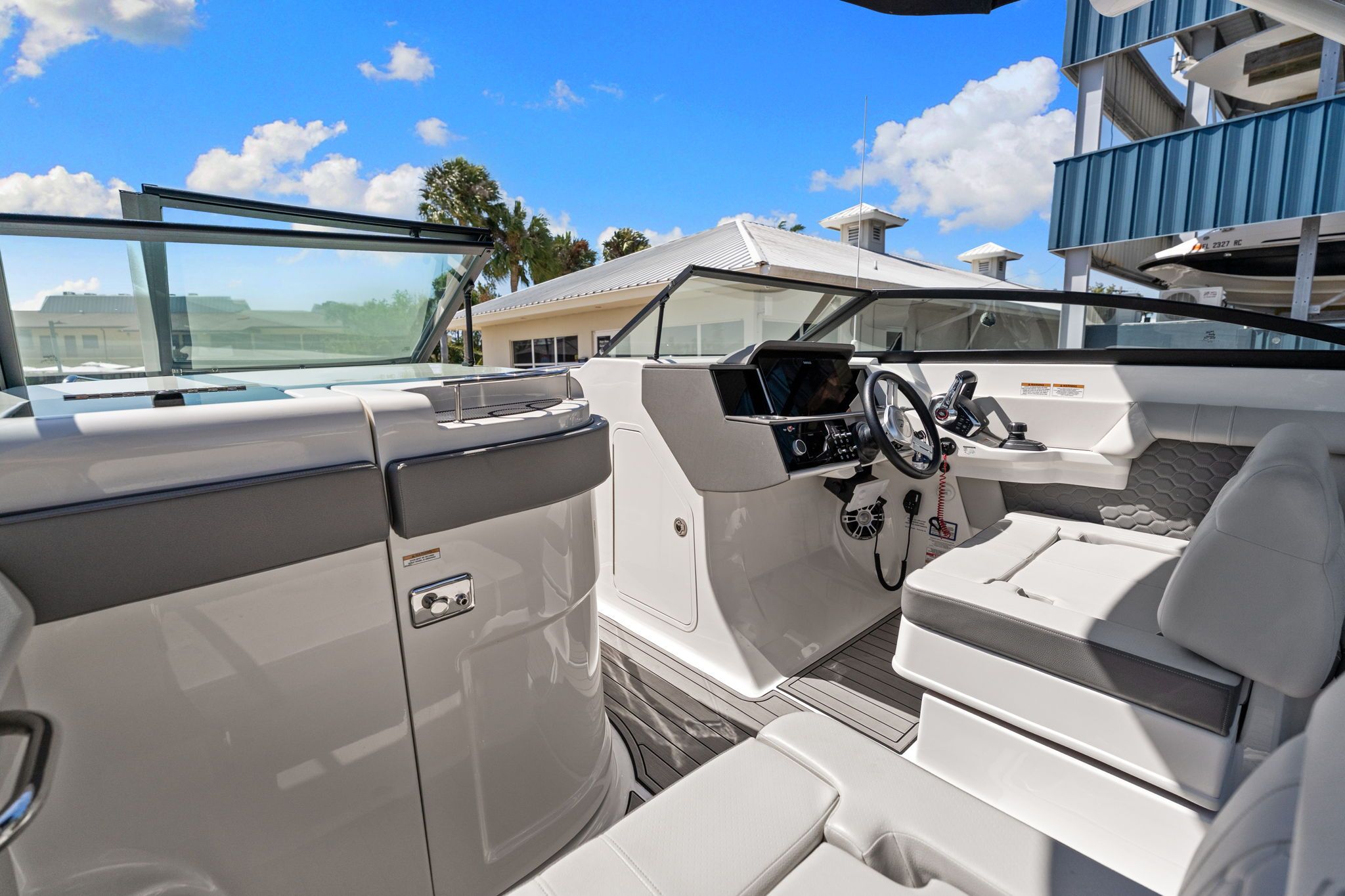 2023 Sea Ray SDX 290 Outboard - 24