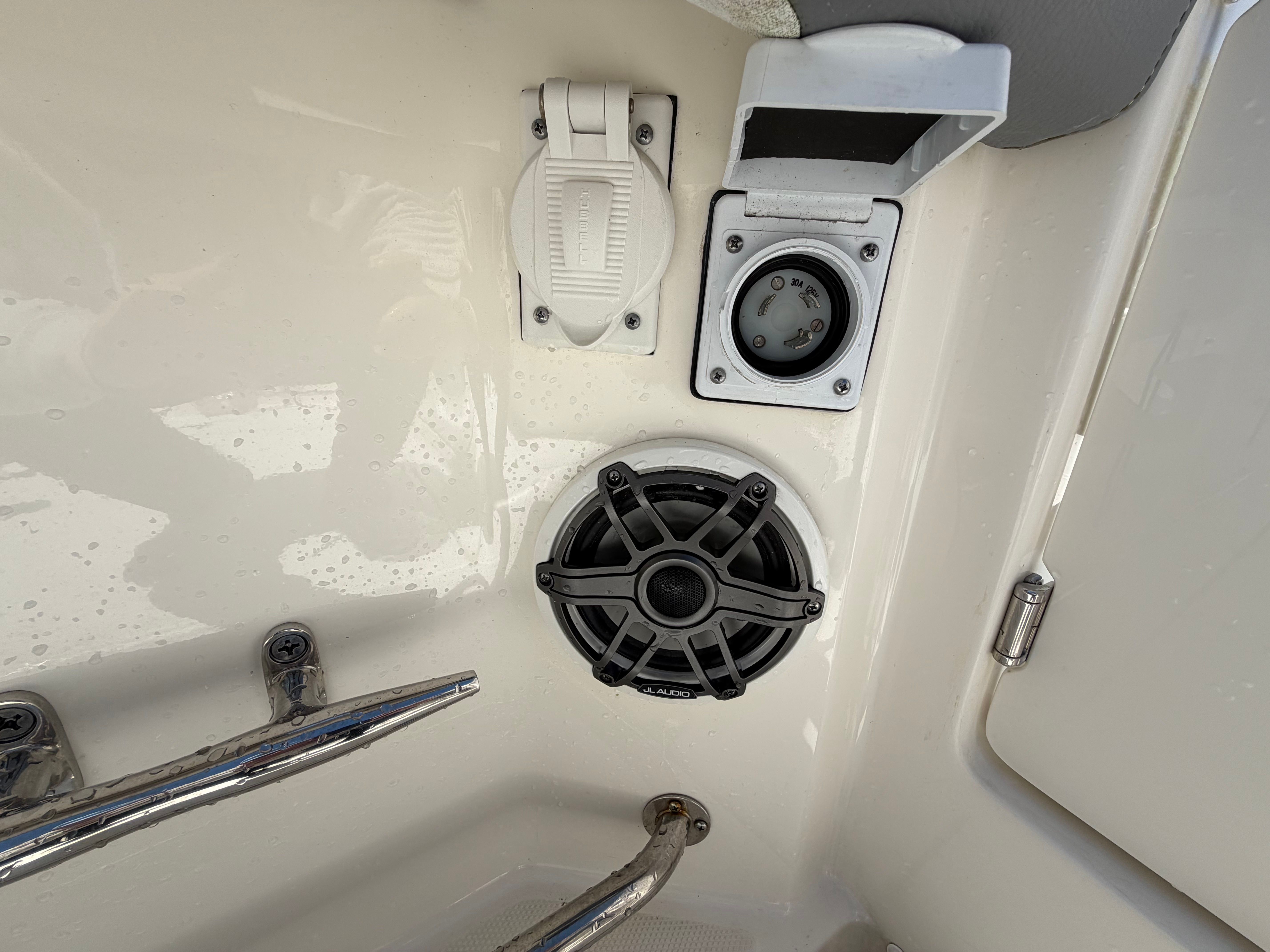2024 Boston Whaler 330 Outrage - 15