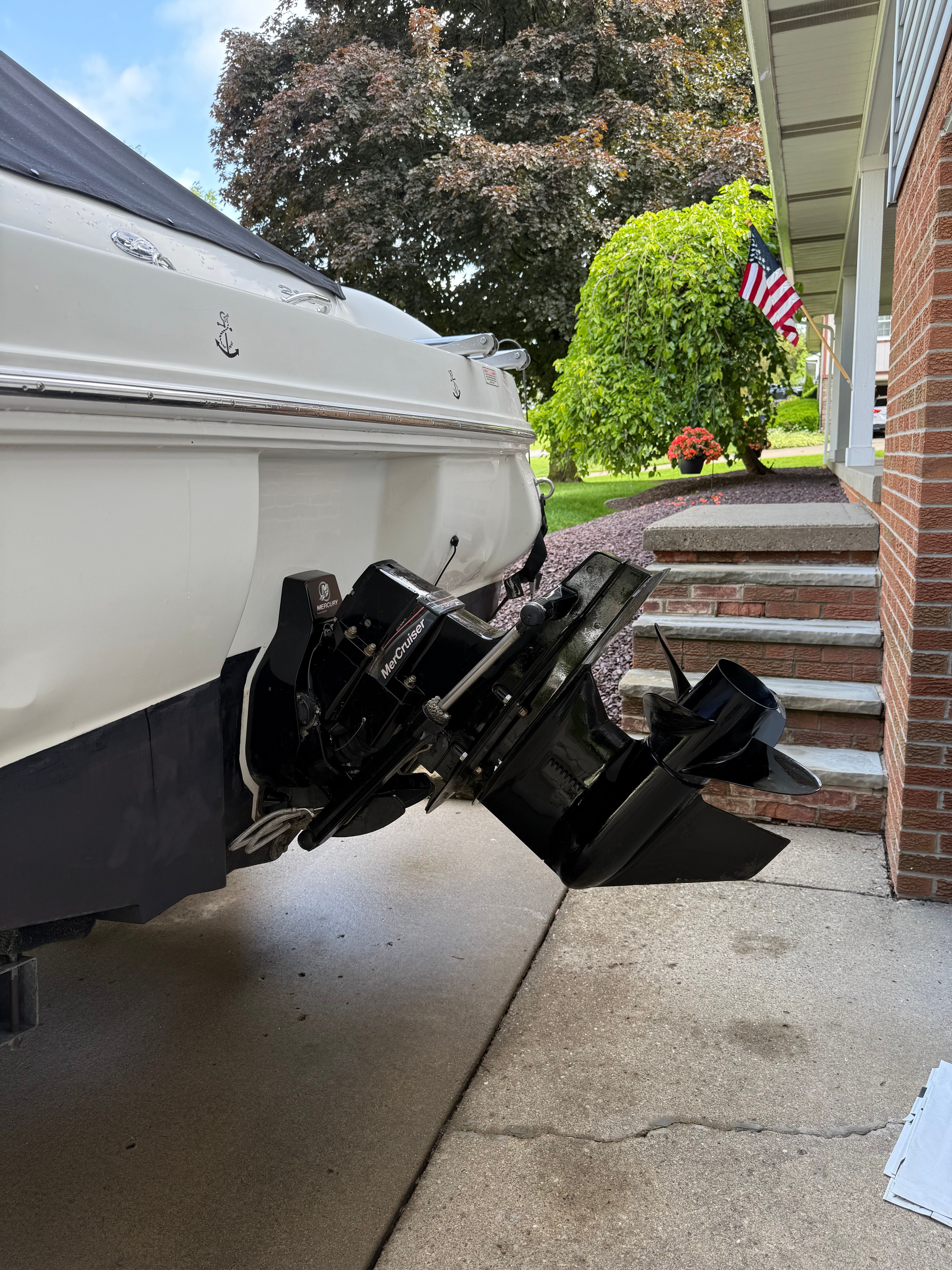 Rear of a 2006 Sea Ray 215 Weekender boat.