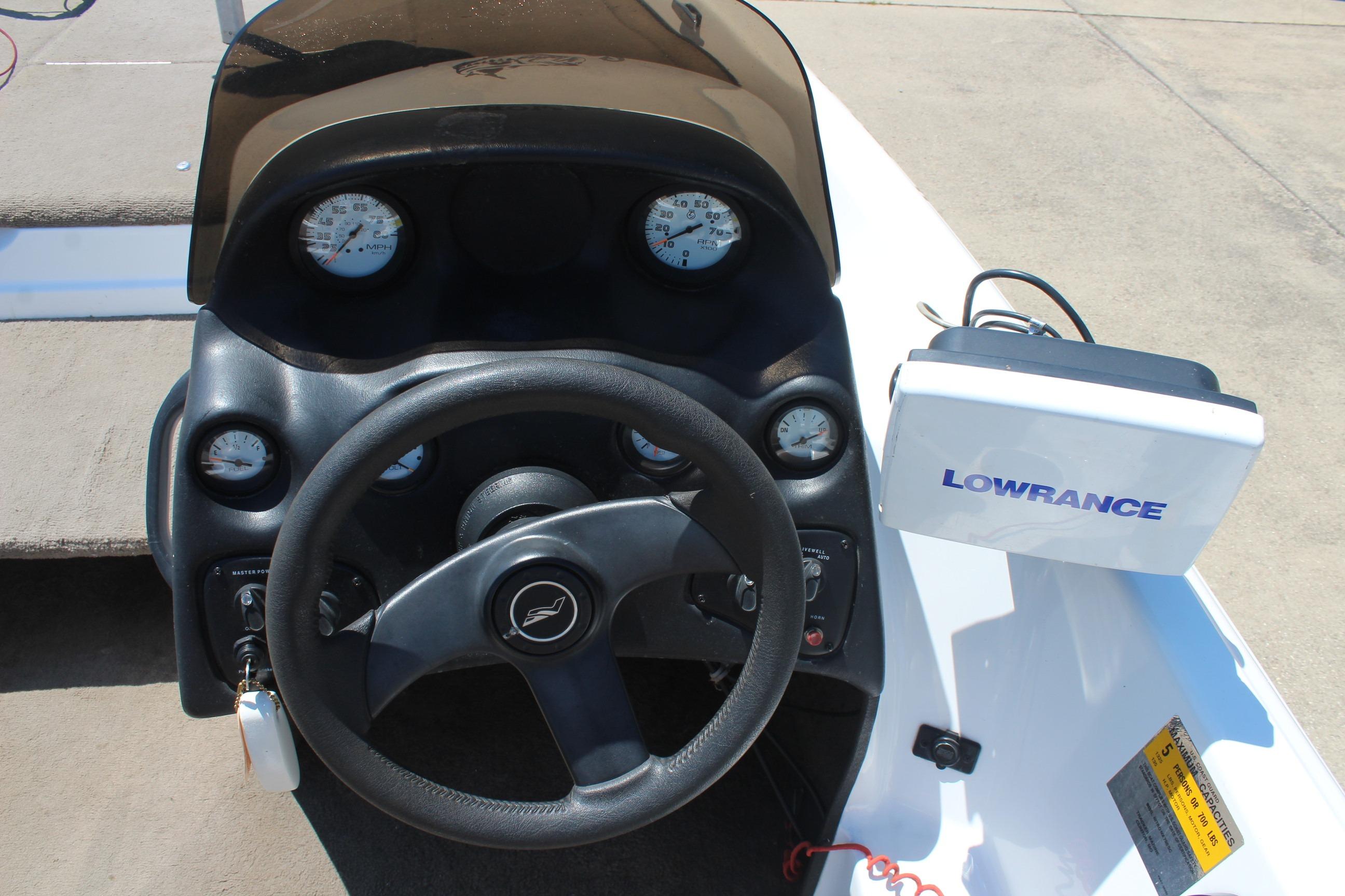 Steering console of 2003 Nitro NX 750 SC boat with Lowrance navigation system.