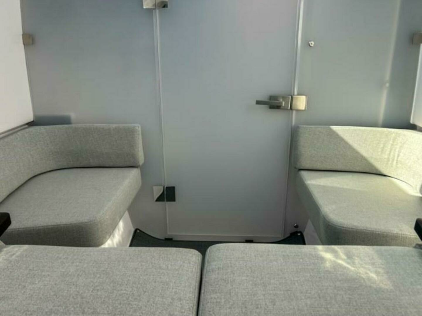 2024 Axopar 37XC CROSS CABIN - Image 13
