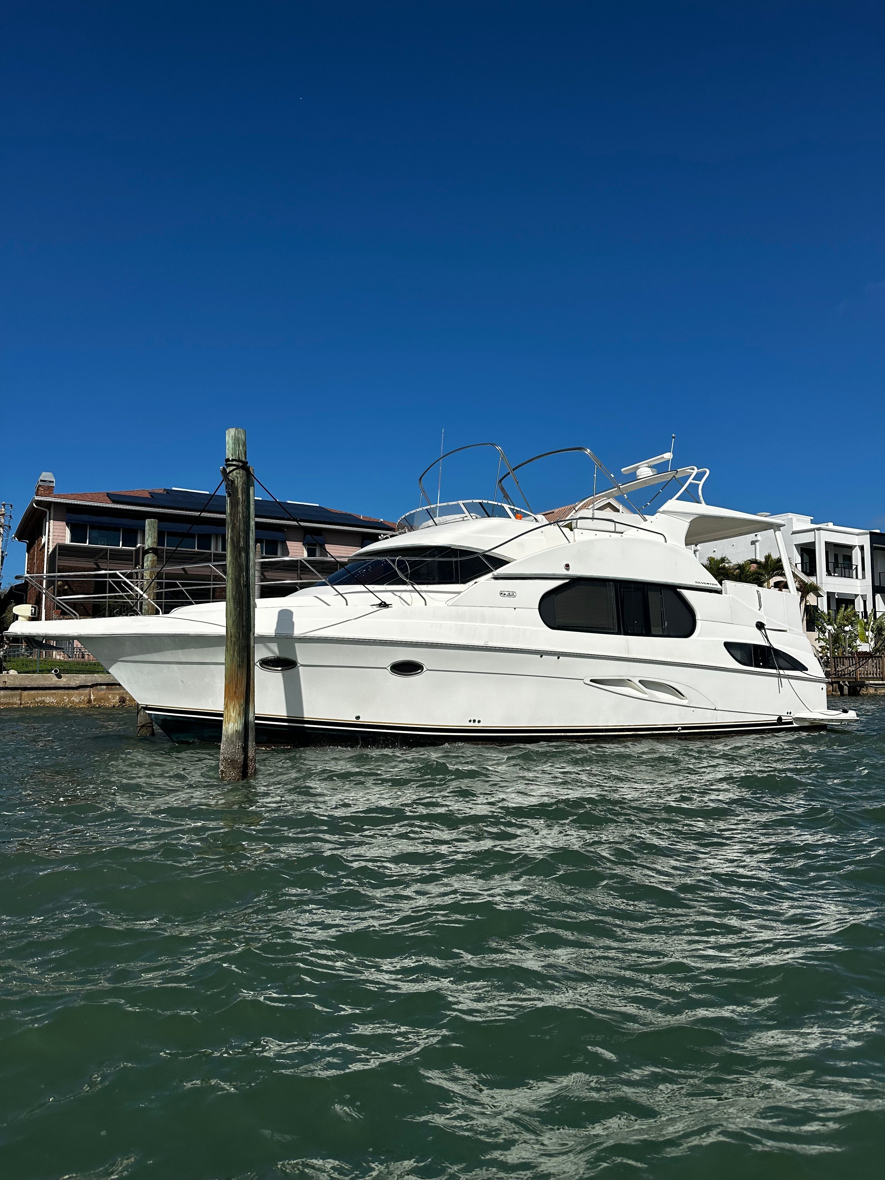 2004 Silverton 43 Motor Yacht