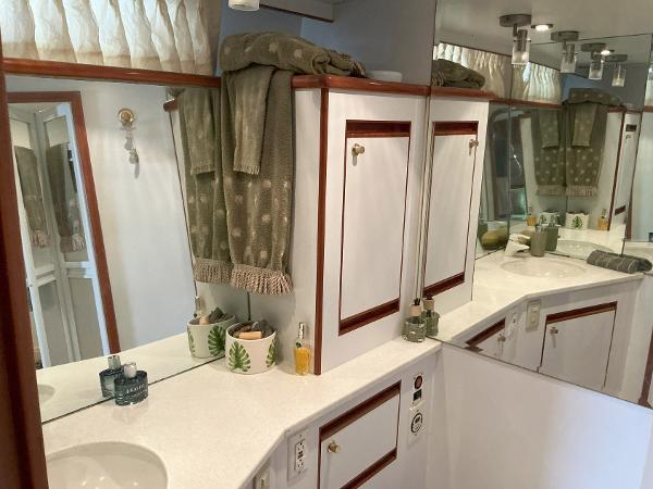 Novatec Islander 55 yacht bathroom, 2000 model, featuring elegant cabinetry and mirrored surfaces.