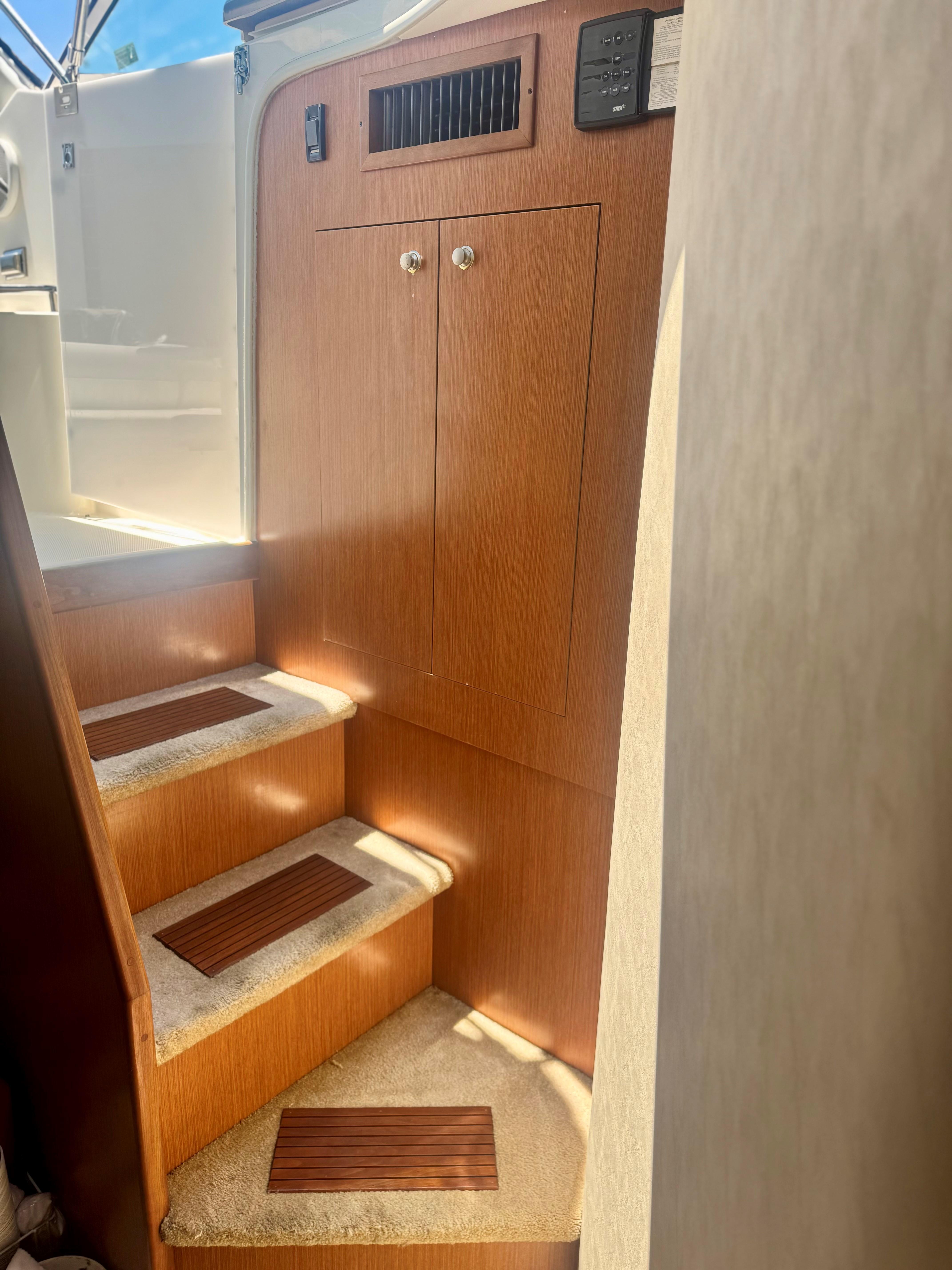 2004 Cruisers Yachts 320 Express - 8