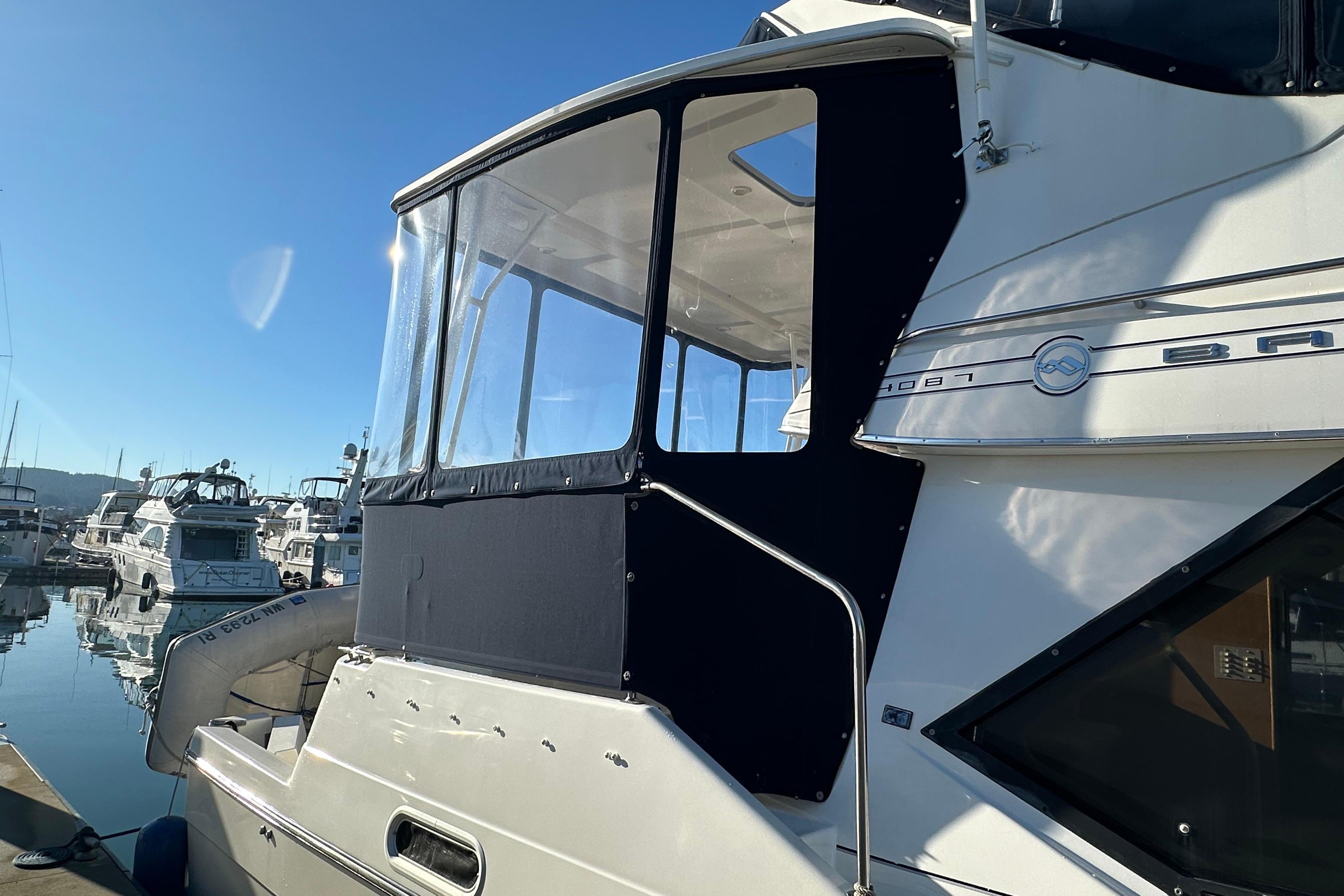 2000 Bayliner 4087 Aft Cabin Motoryacht docked in a sunny marina.