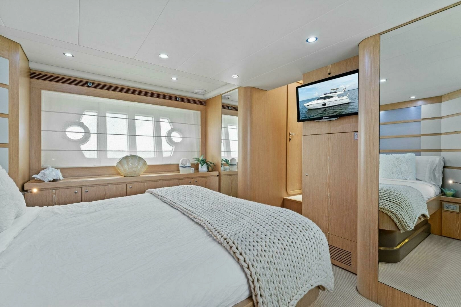 2013 Ferretti Yachts 620 - Image 24