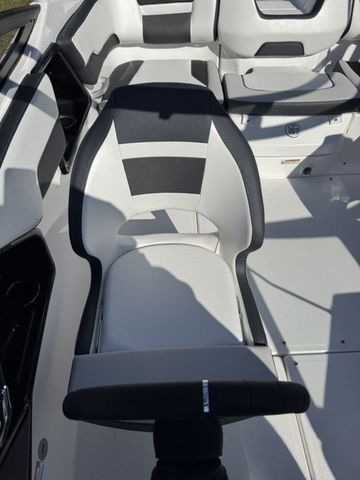 2026 Yamaha Boats 195S - 12