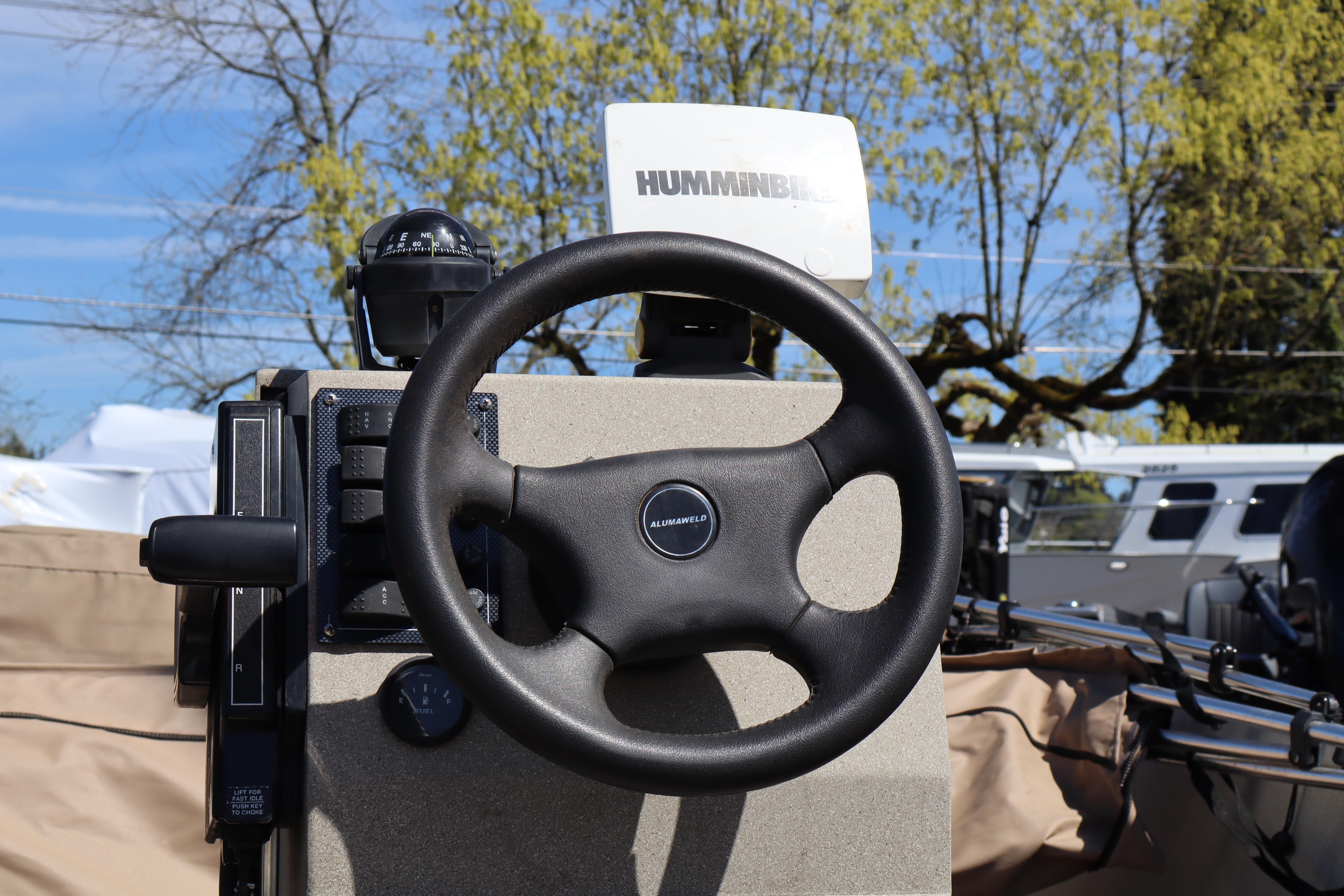 Steering wheel of 2002 Alumaweld SUPER VEE LS boat with Humminbird device.