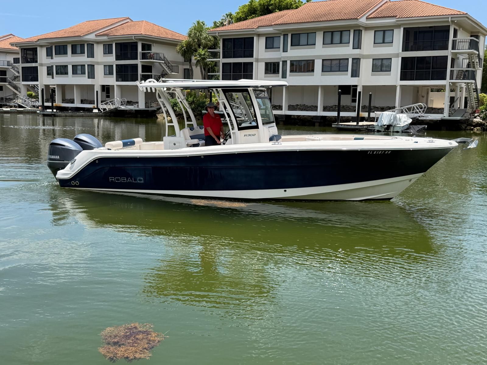 2017 Robalo R302 Center Console