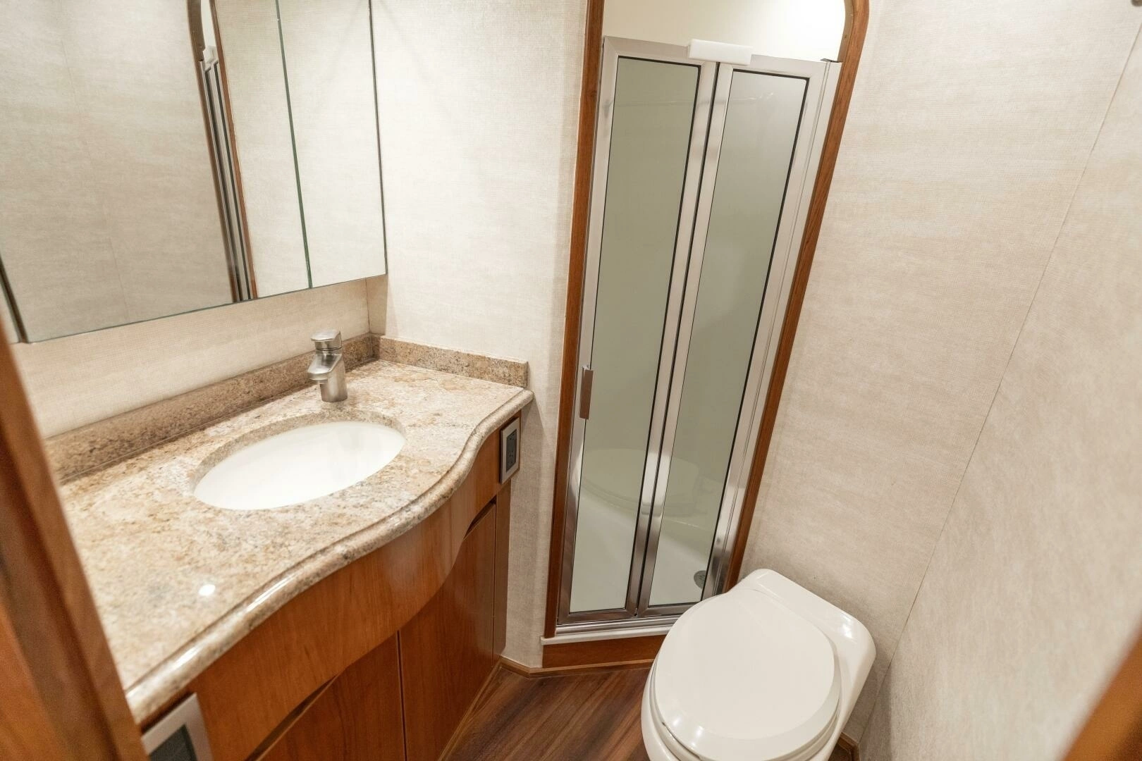2015 Viking 70 Convertible - Image 22