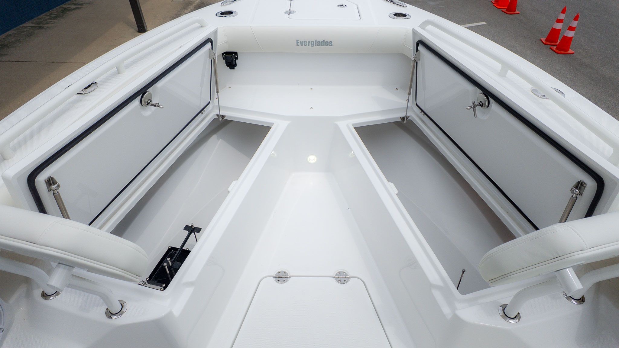 2026 Everglades 253 Center Console - 13