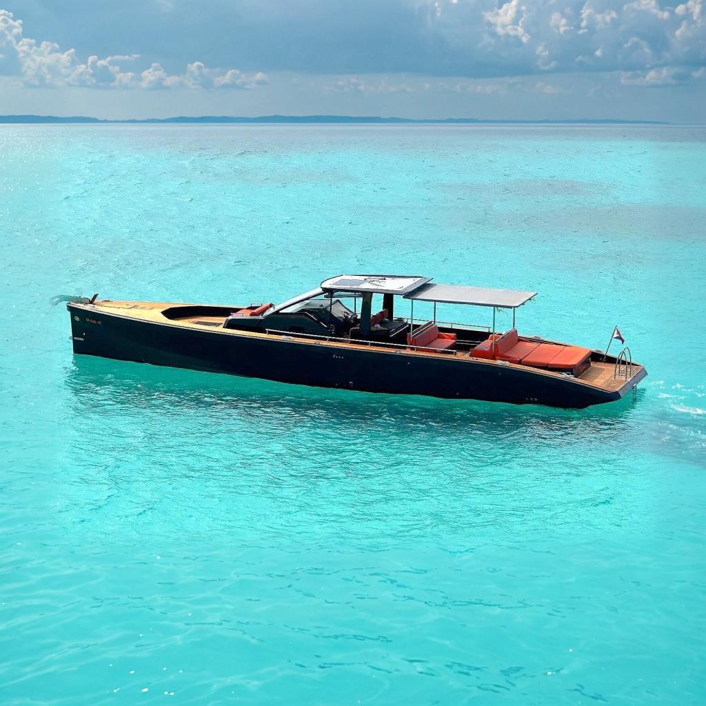 Luxury Windy SR52 yacht from 2013 on turquoise water.