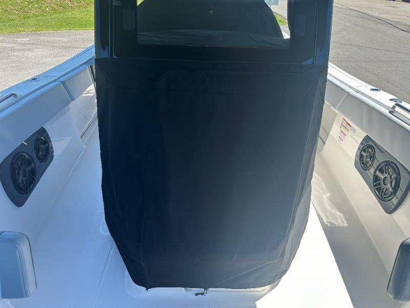 2026 Robalo R300 Center Console - 52