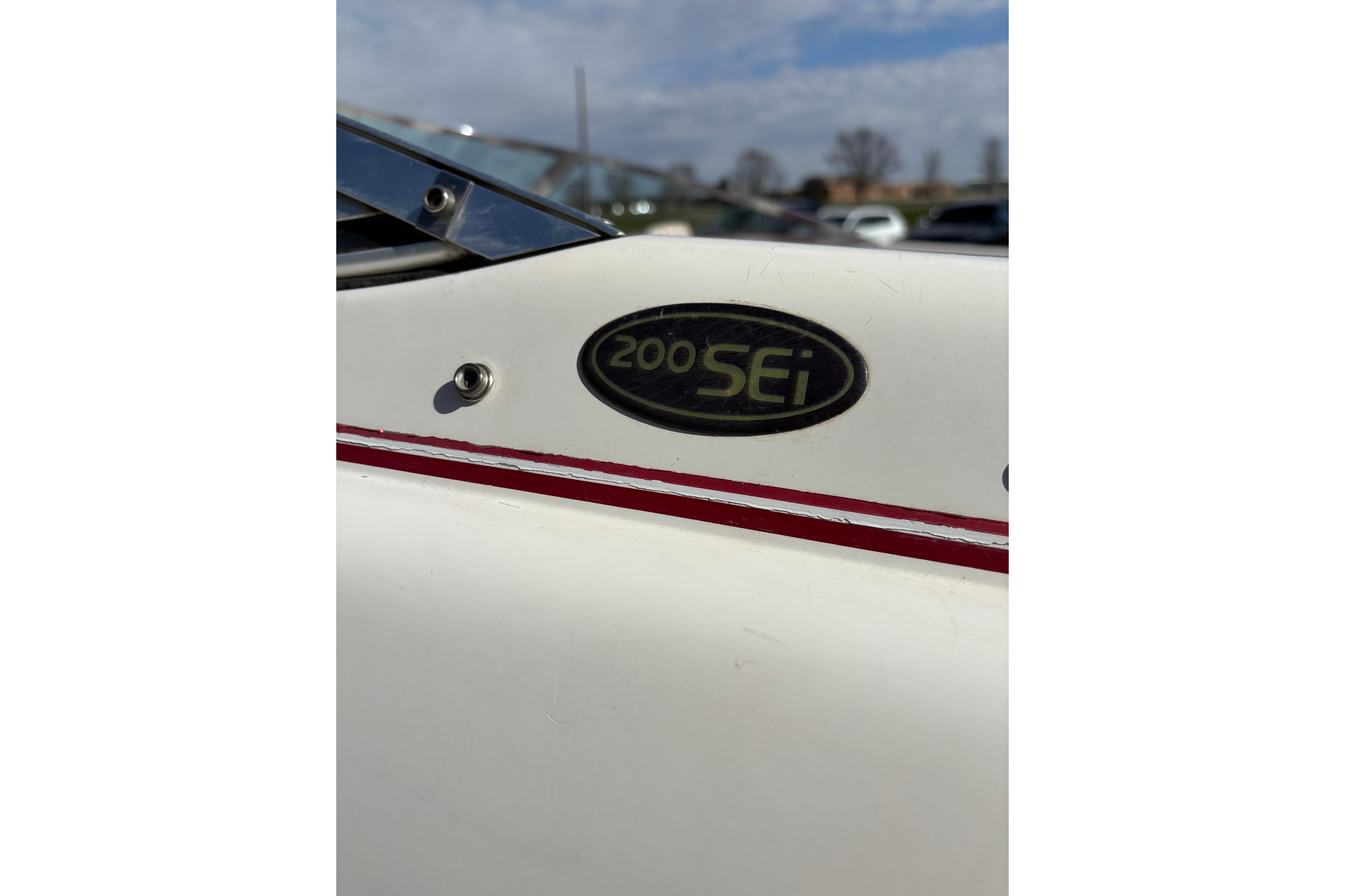1993 Larson SEi 200 Cuddy I/O boat emblem with red stripe detail.
