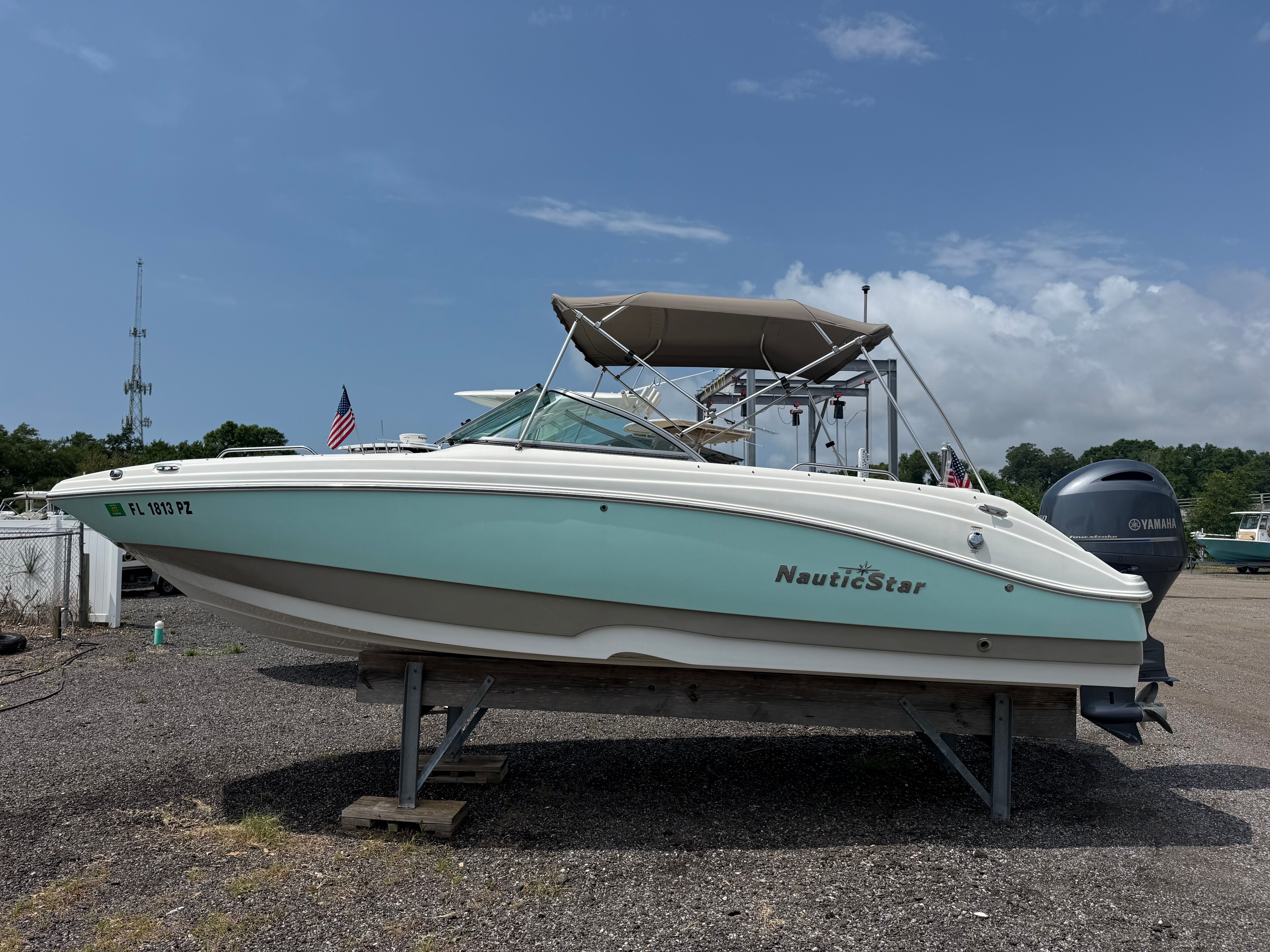 2016 NauticStar 223 DC