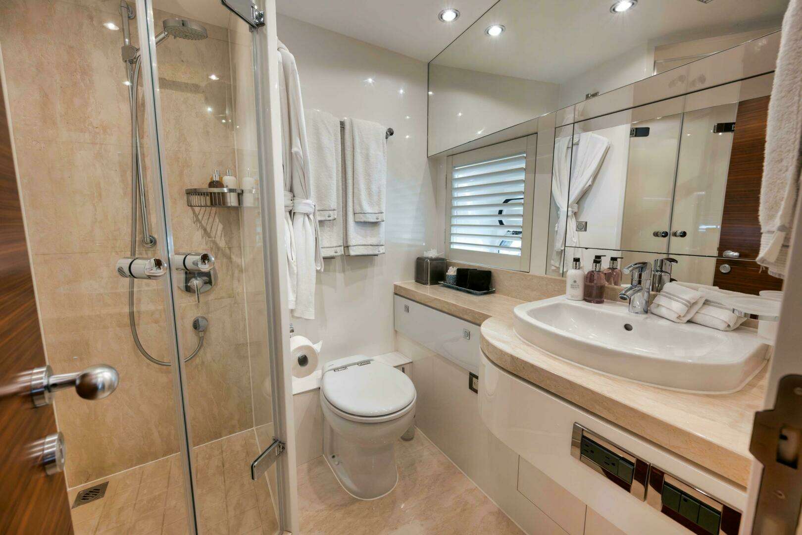 2012 Horizon P110 Tri-Deck - Image 23