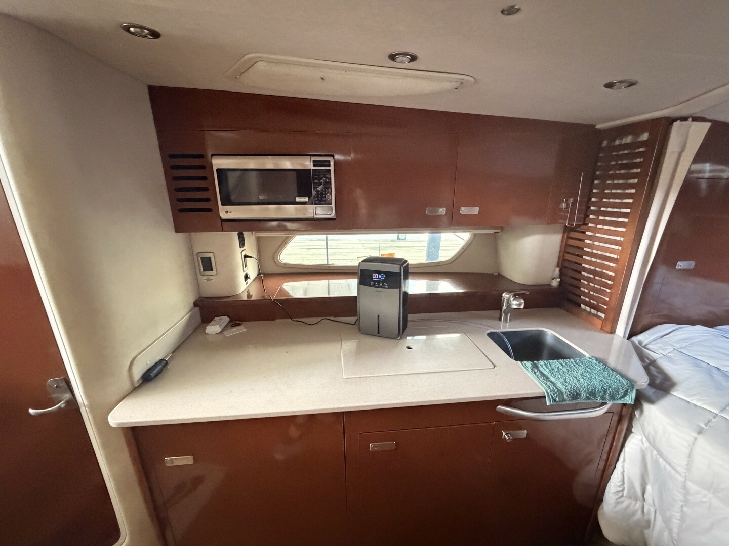 2010 Sea Ray 370 Sundancer - Image 13