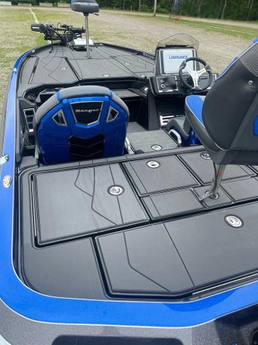 2025 Ranger Z520R boat interior with blue seats and advanced navigation system.