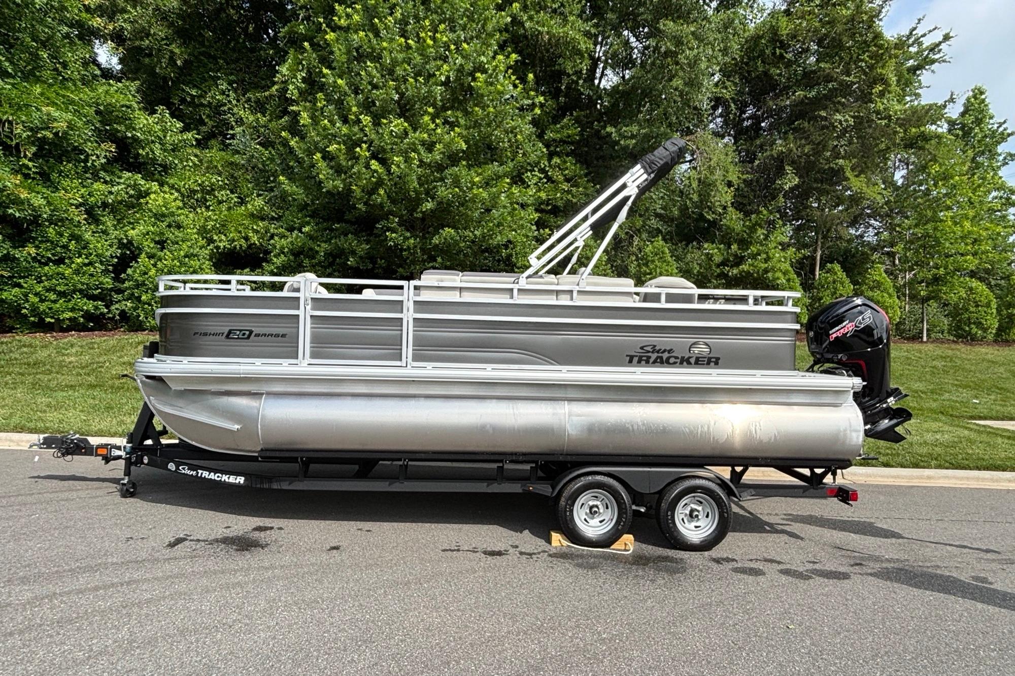 2026 Sun Tracker Fishin' Barge 20 DLX