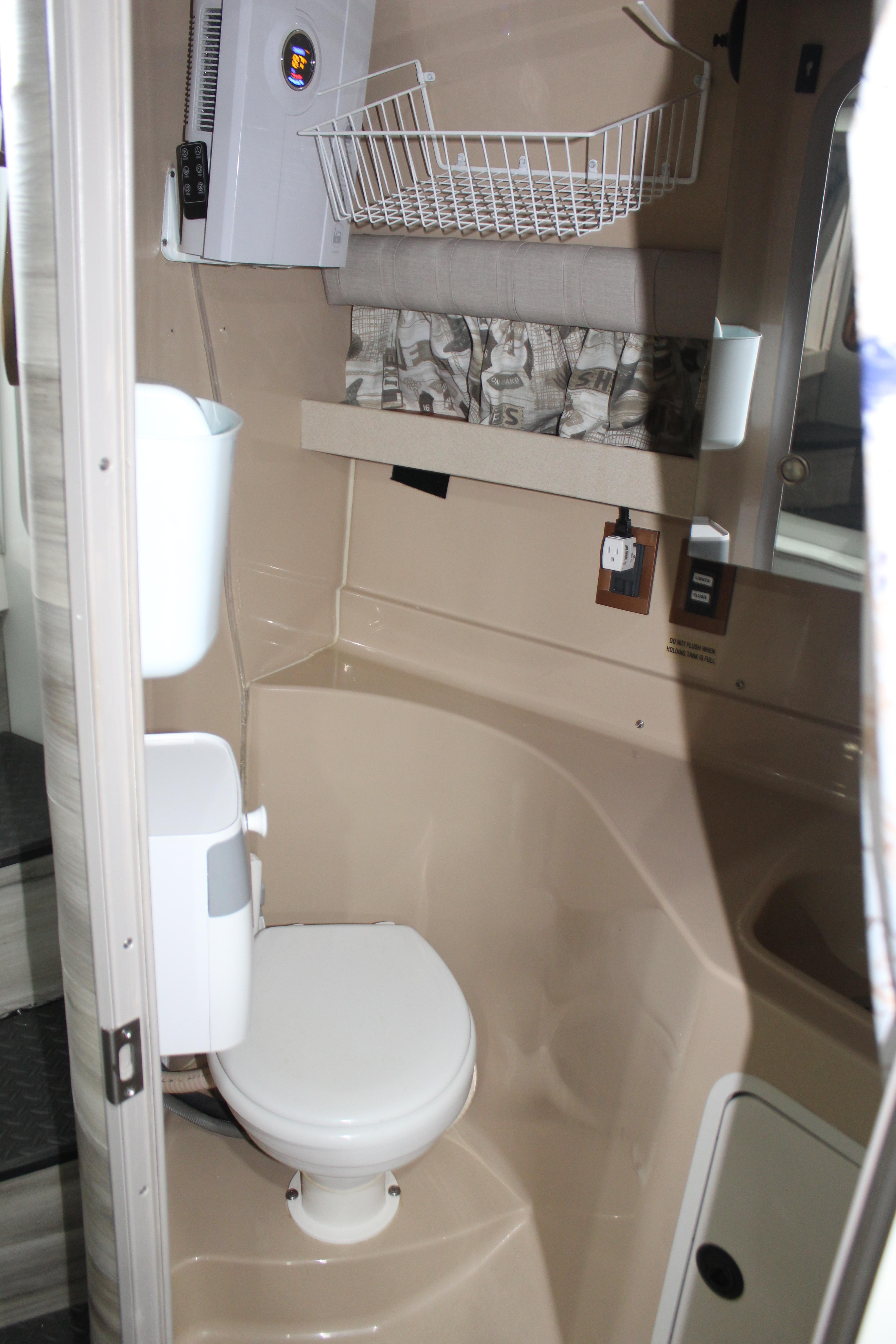 1999 Cruisers Yachts 3075 Rogue - 32