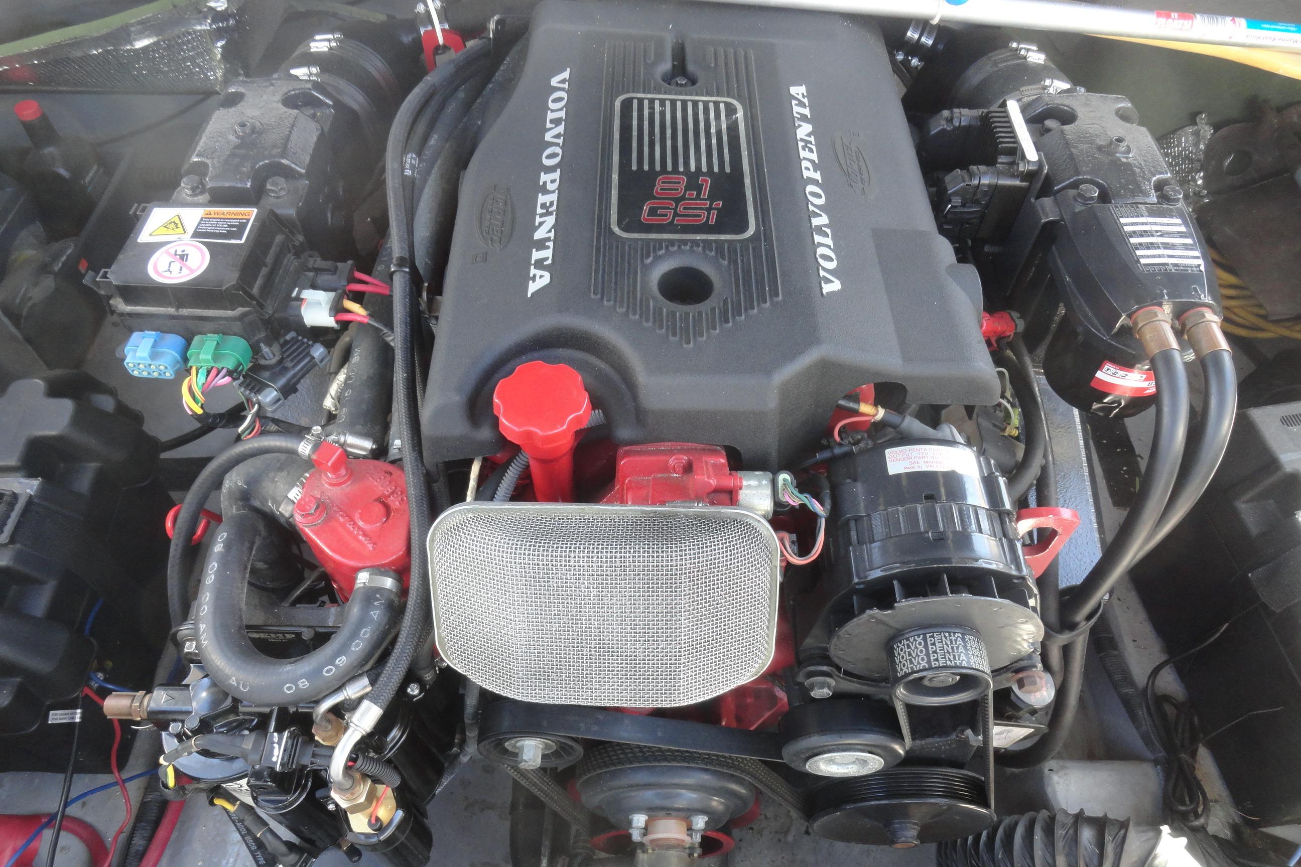 Volvo Penta 8.1 GSi engine in a 2001 Chaparral 265 SSi boat.