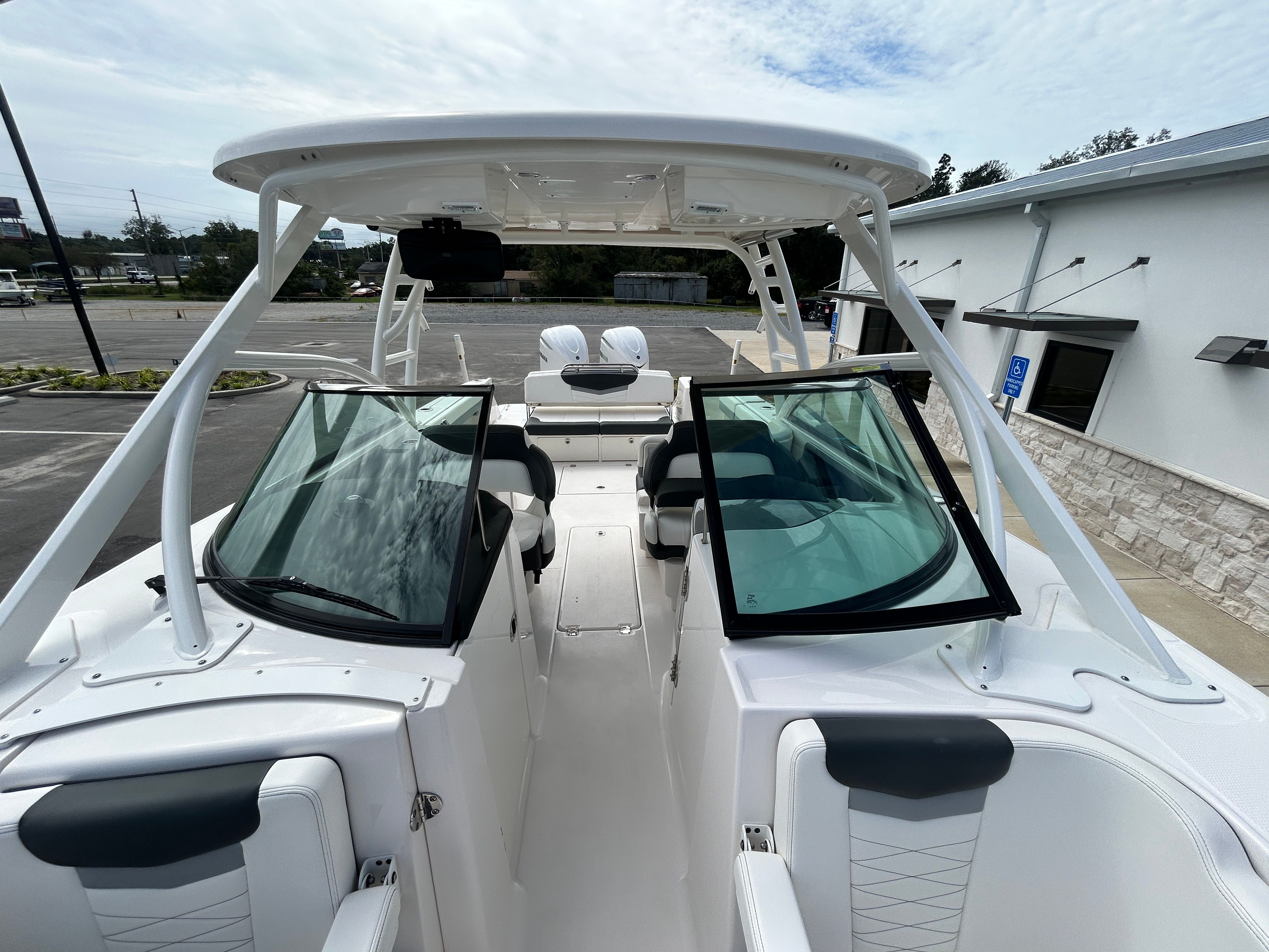 2025 Robalo R317 Dual Console - 13