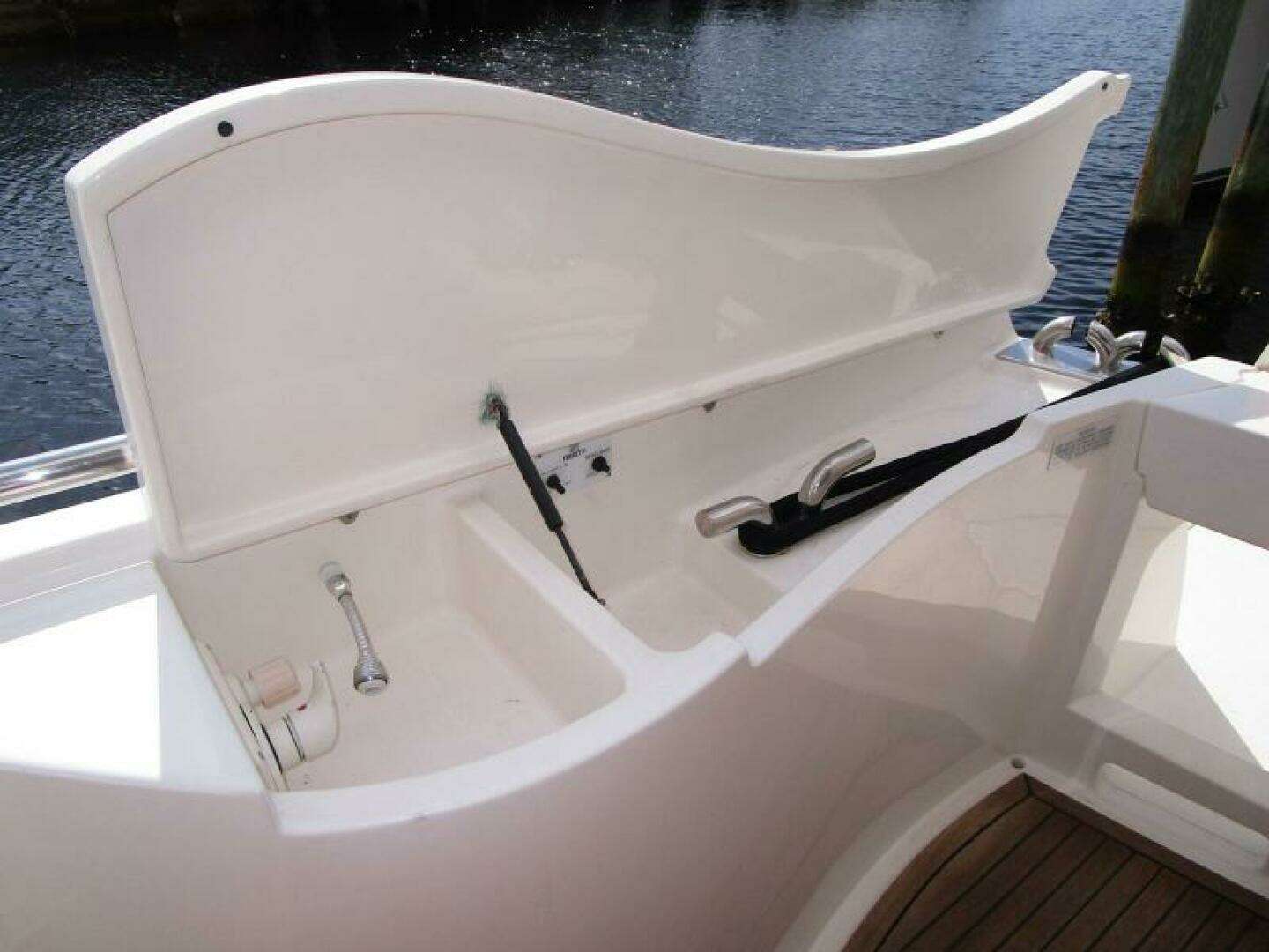 2003 Ferretti Yachts 590 Motor Yacht - Image 39