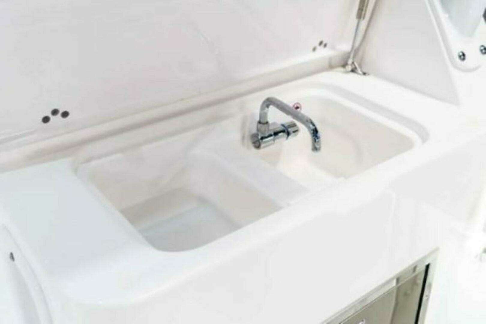 2025 Edgewater 280CX - Image 10