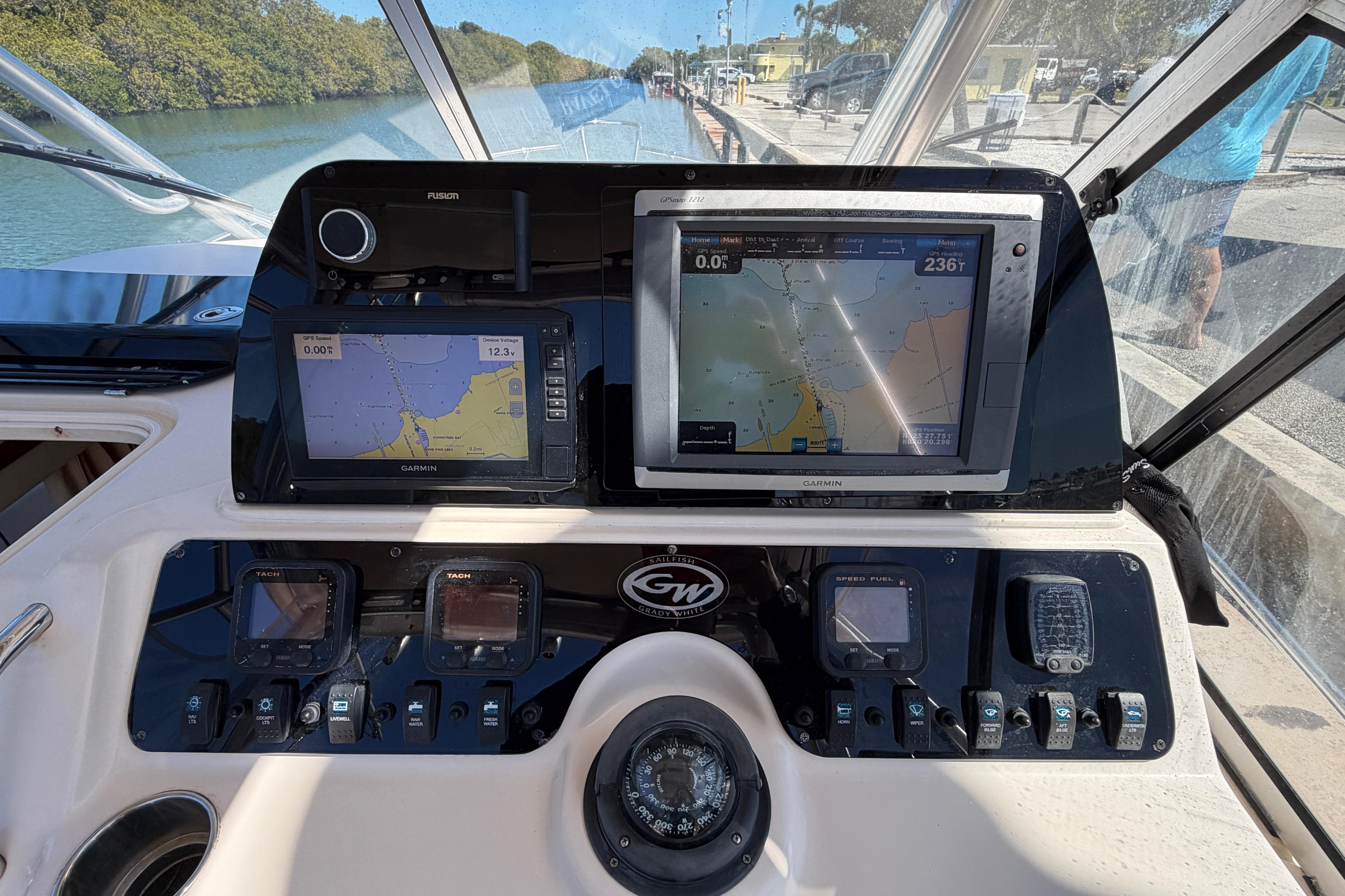 2006 Grady-White Sailfish 282 helm with Garmin navigation displays and control panel.