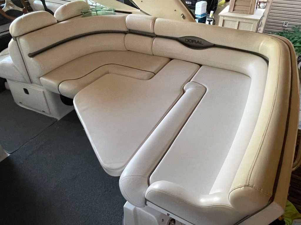2007 Doral Monticello with cream-colored cushioned seating.