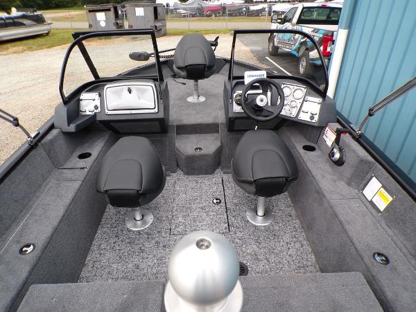 2025 Tracker Pro Guide™ V-175 Combo boat interior with seating and dashboard.
