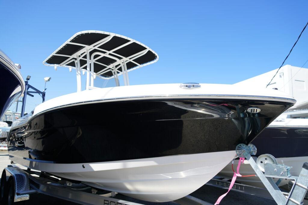 2025 Robalo R200 Center Console