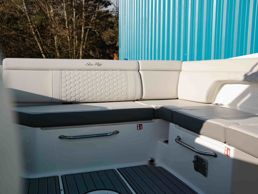 2025 Sea Ray SDX 290 - 16