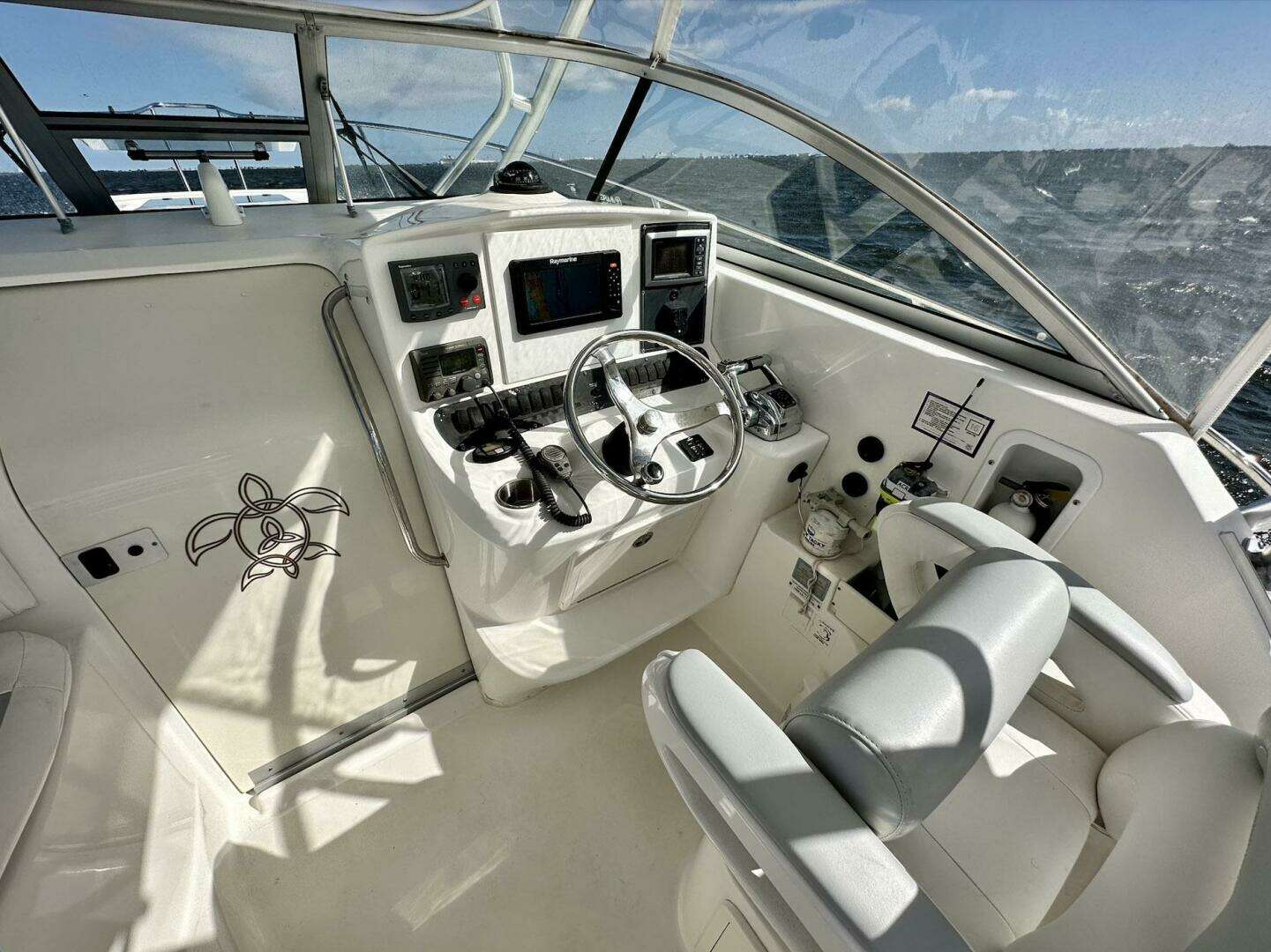2005 Boston Whaler 305 Conquest - Image 6