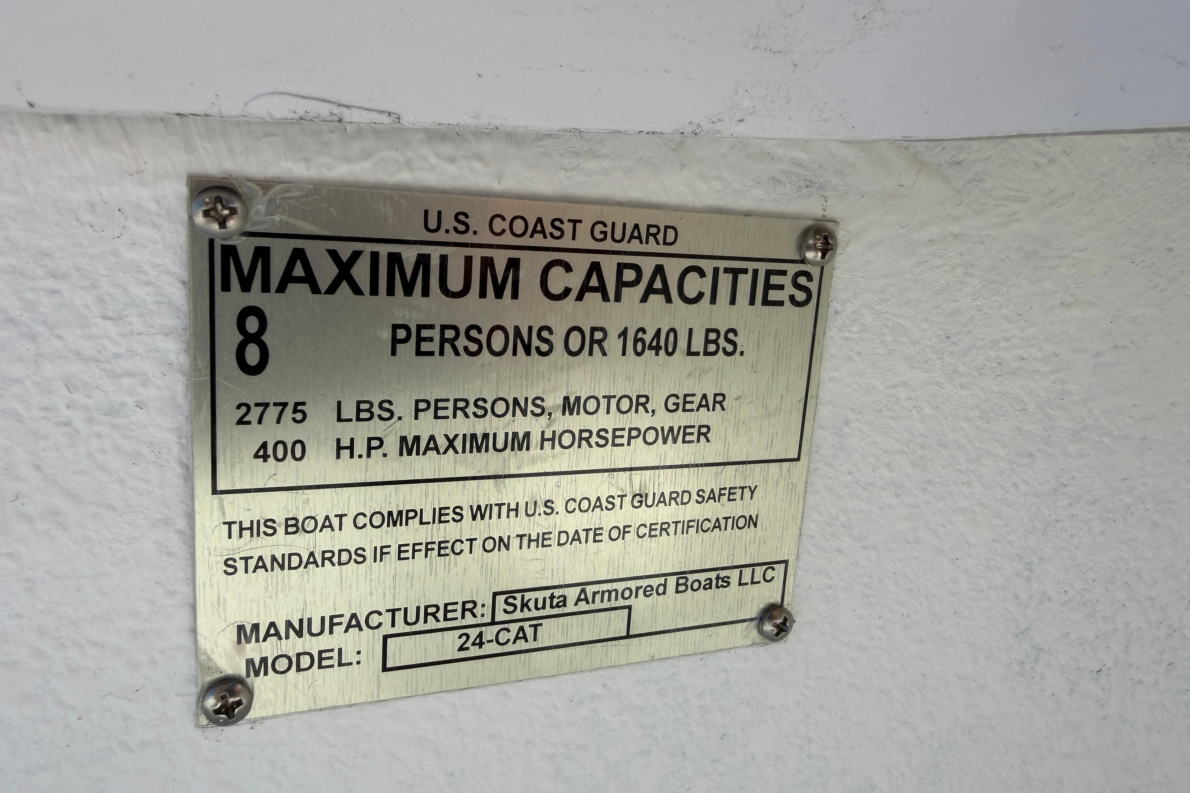 Plaque detailing maximum capacities for Skuta 24 Cat boat, 2026 model.
