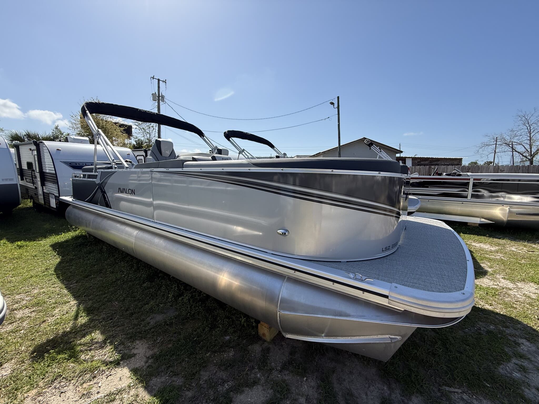 2026 Avalon LSZ 25 QUAD LOUNGER-TRITOON 200HP