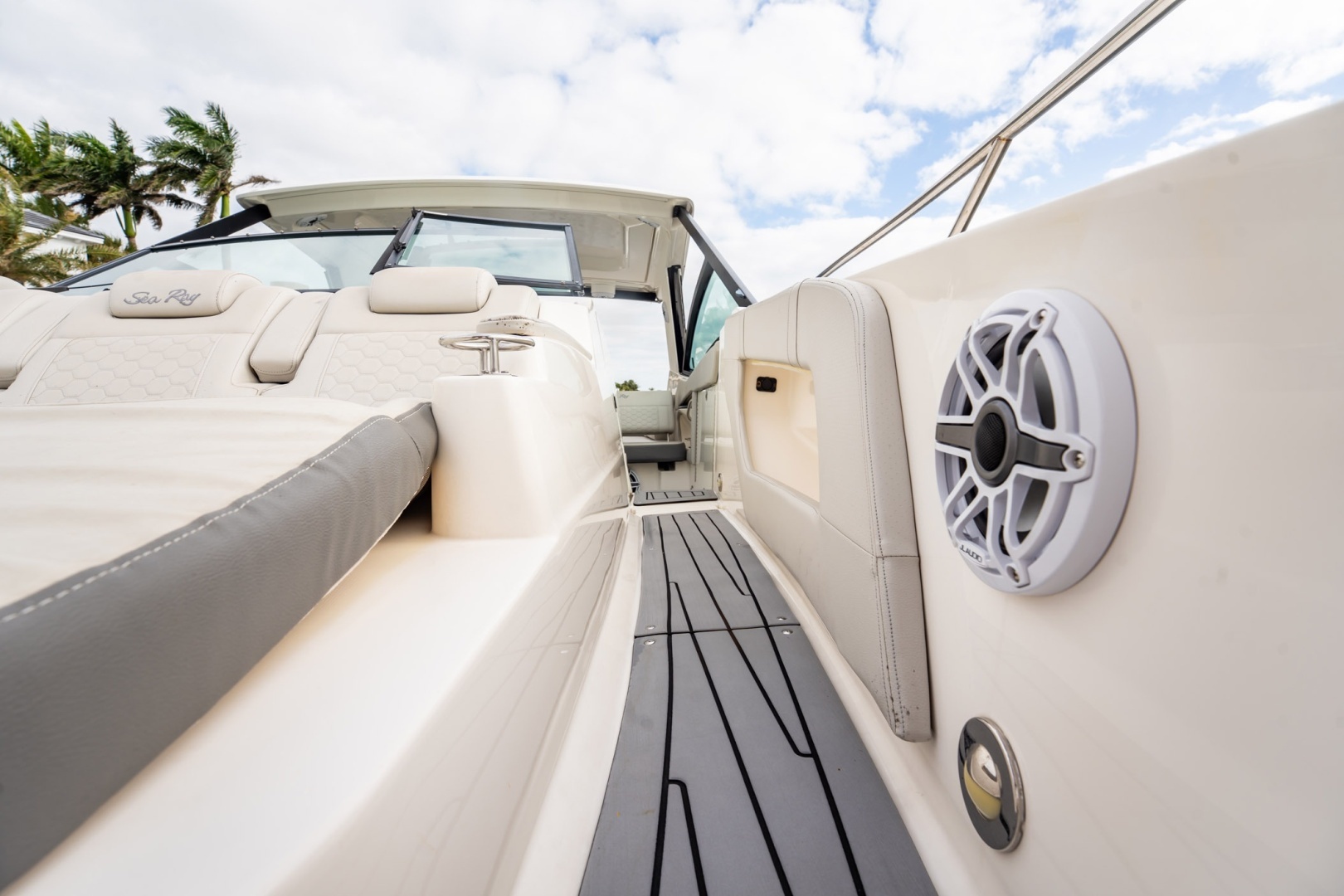2021 Sea Ray Sundancer 320 Outboard - Image 8