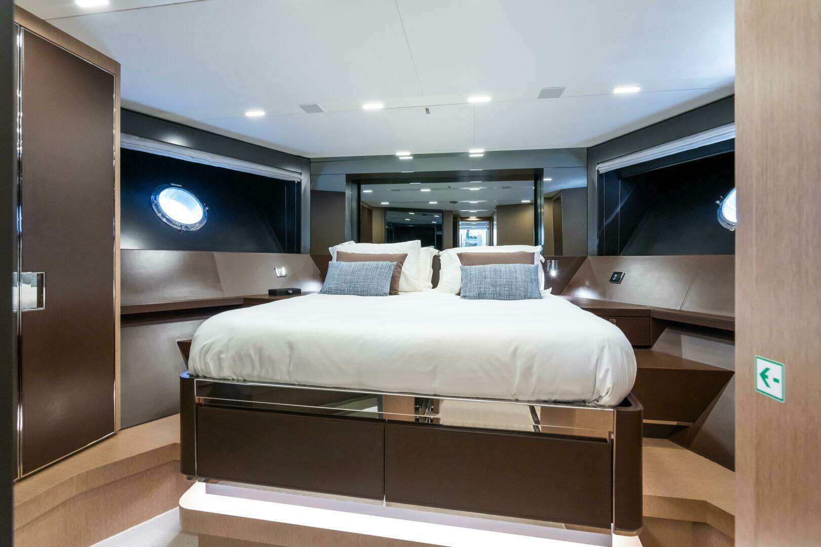 2021 Riva 88 Folgore - Image 20