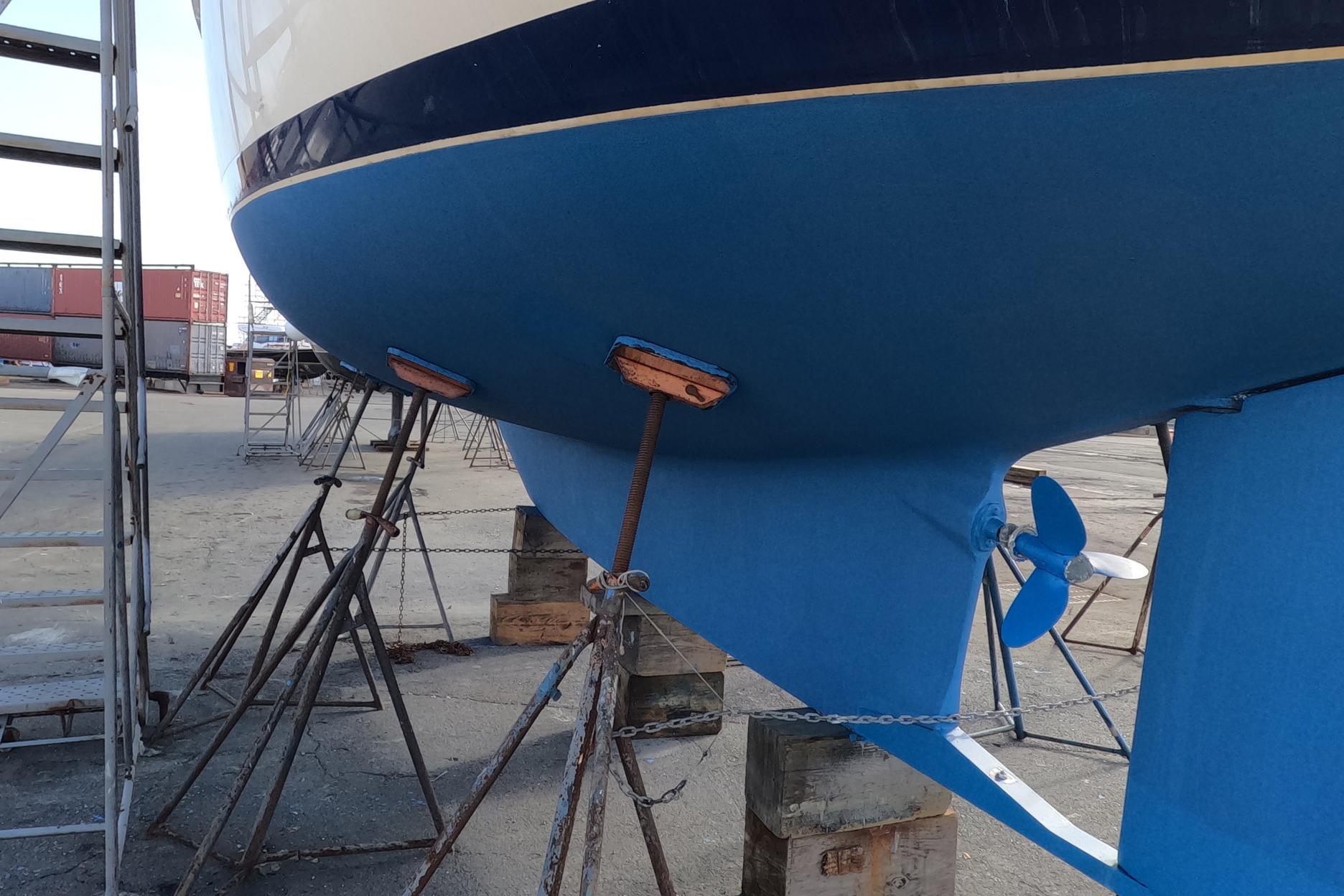 2005 Island Packet 370 sailboat hull and propeller in dry dock.