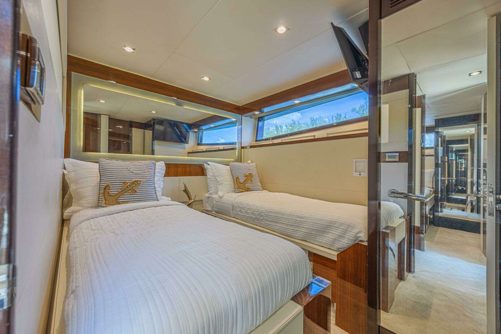 2010 Lazzara Yachts LSX 92 - Image 42
