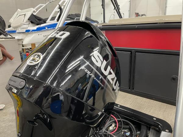 Bentley Pontoons 200 Fish-N-Cruise 2025 with Suzuki outboard motor in a showroom.