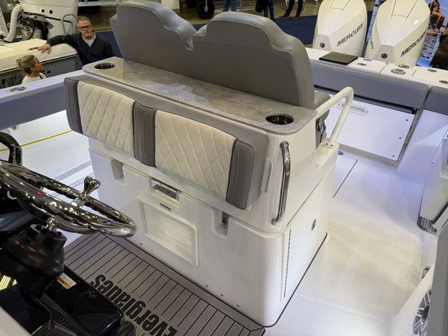 2026 Everglades 285 Center Console - 17